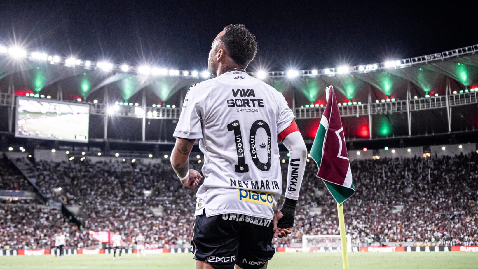 Neymar em jogo no Maracanã contra o Fluminense