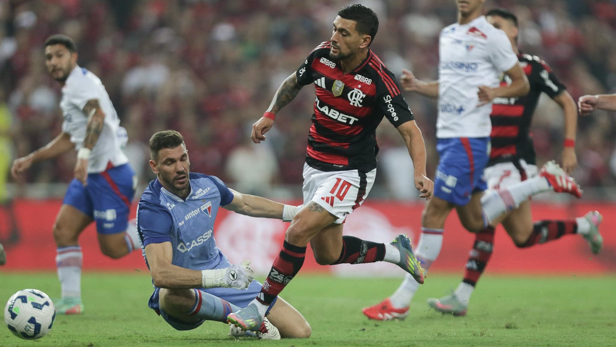 Arrascaeta no gol contra o Fortaleza