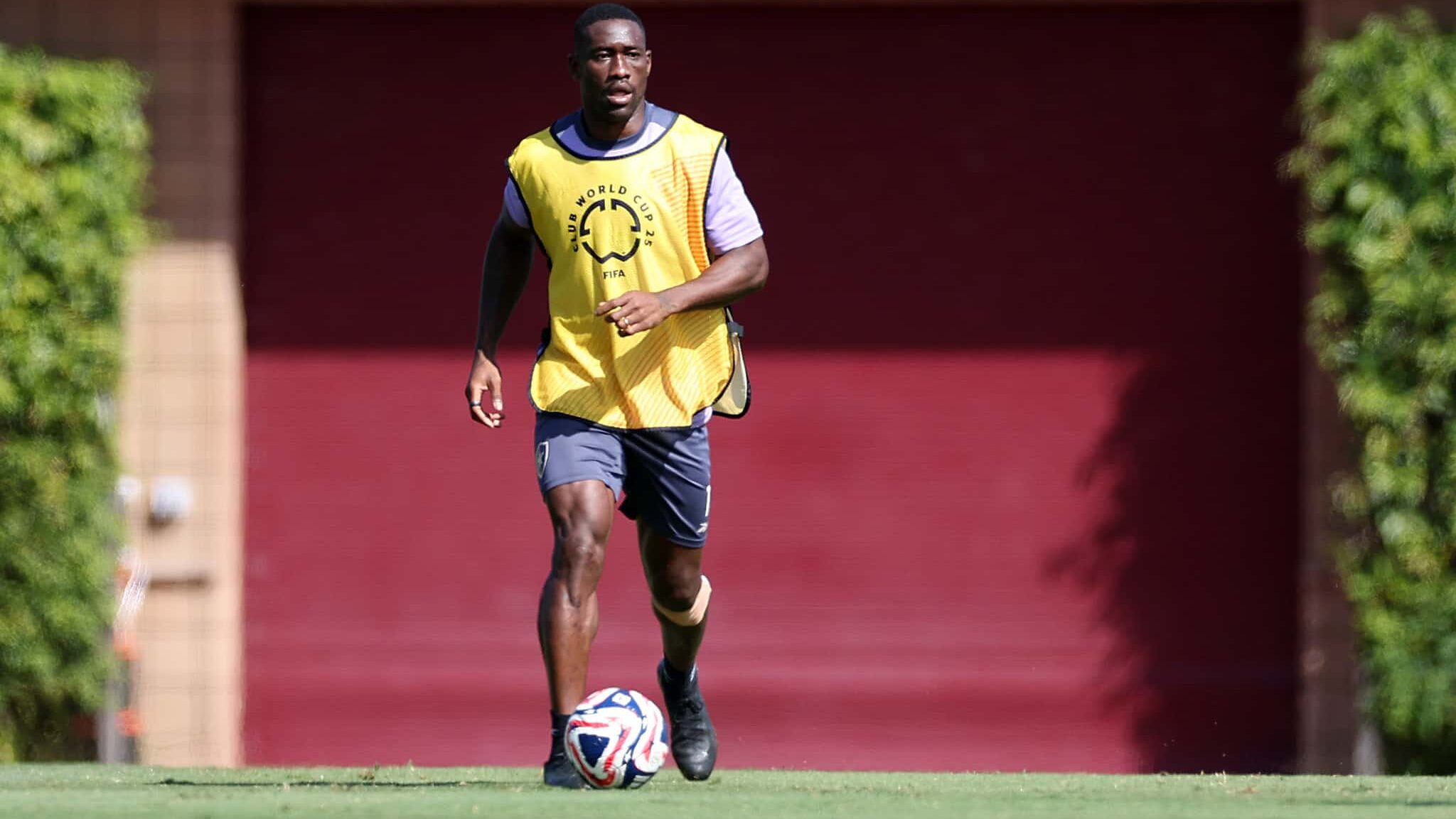 Bastos conduz bola em treino