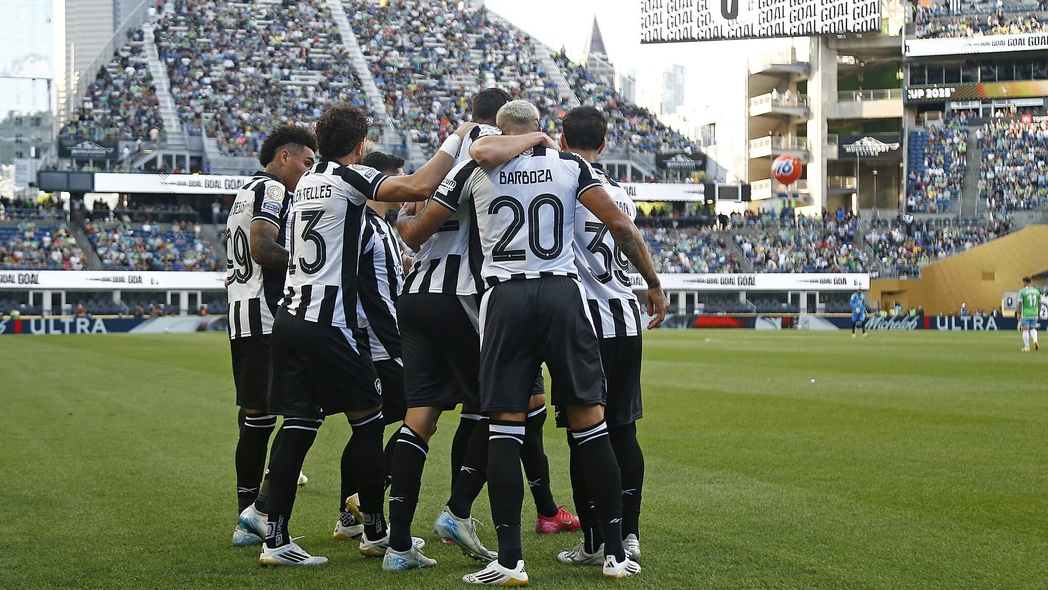 Jogadores do Botafogo comemoram gol sobre o Seattle Sounders