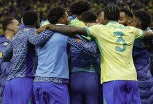Jogadores da seleção brasileira abraçados