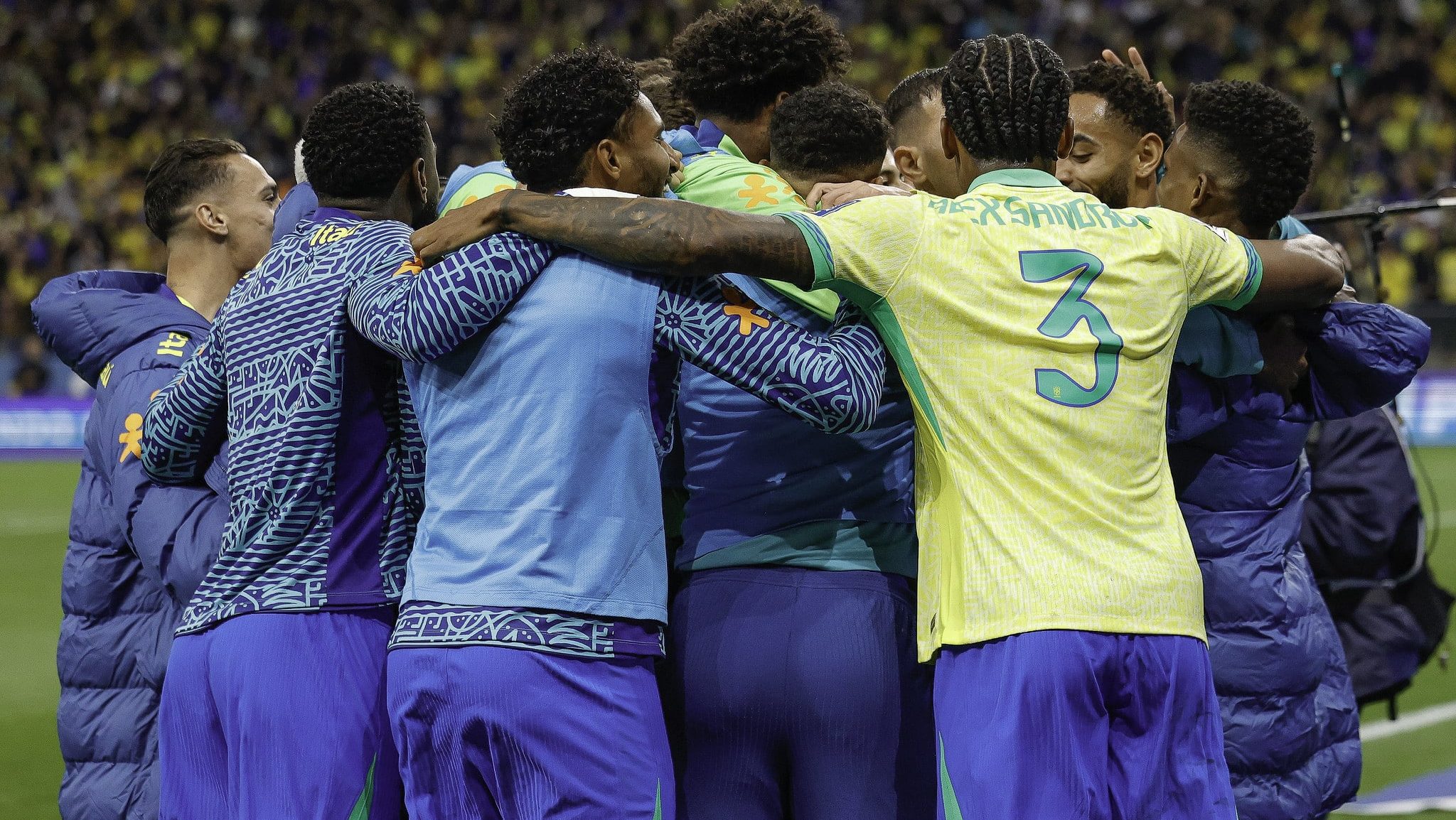 Jogadores da seleção brasileira abraçados