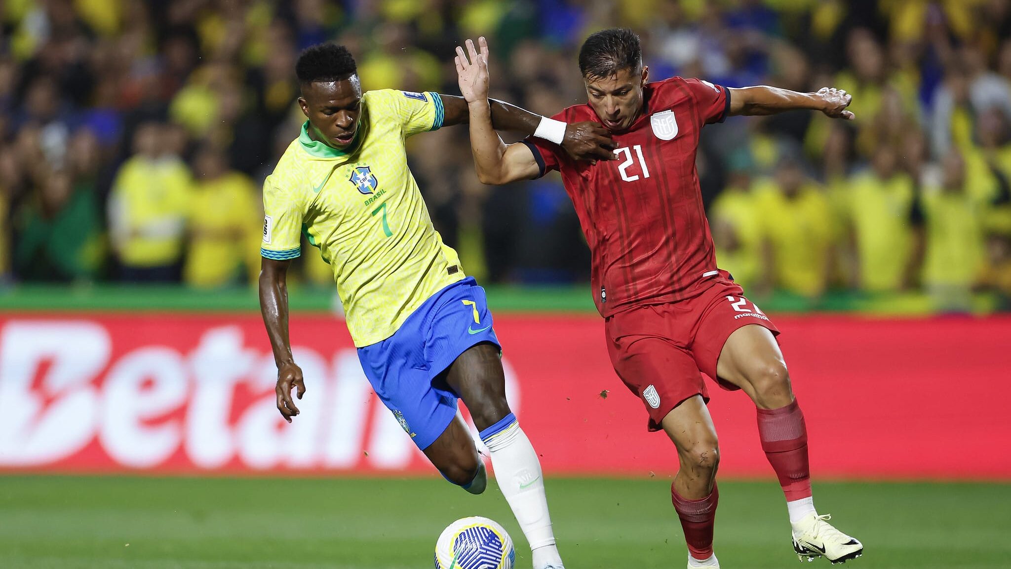 Jogador do Brasil disputa a bola com jogador do Equador