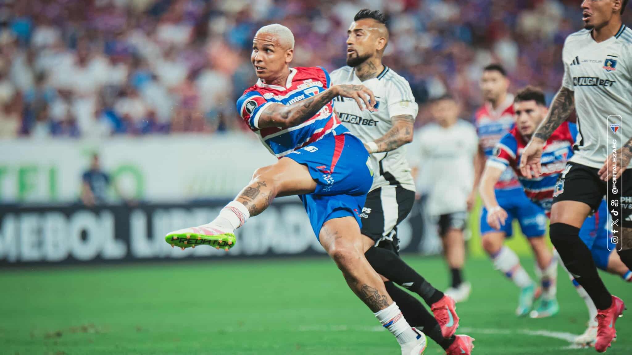 Deyverson contra o Colo-Colo pela Libertadores