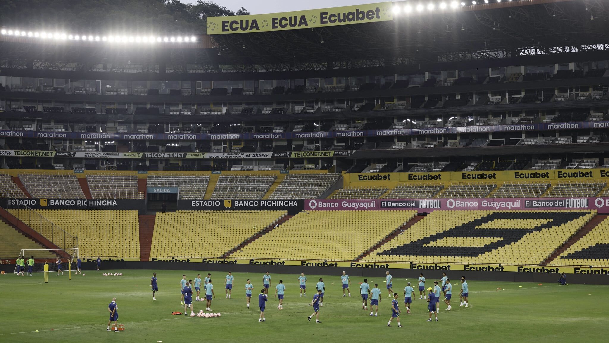 Seleção brasileira treina no Estádio em Guayaquil