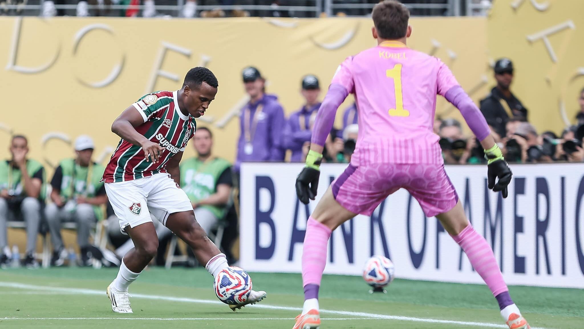 Arias diante do goleiro Kobel