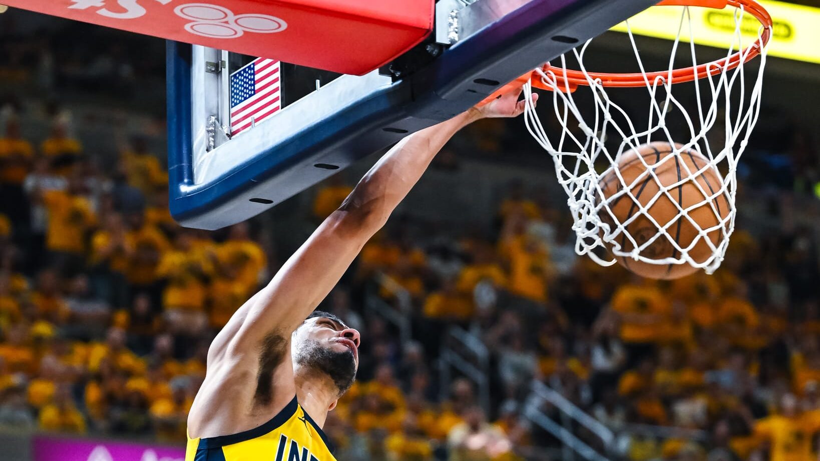 Jogador do Indiana Pacers enterra a bola na cesta