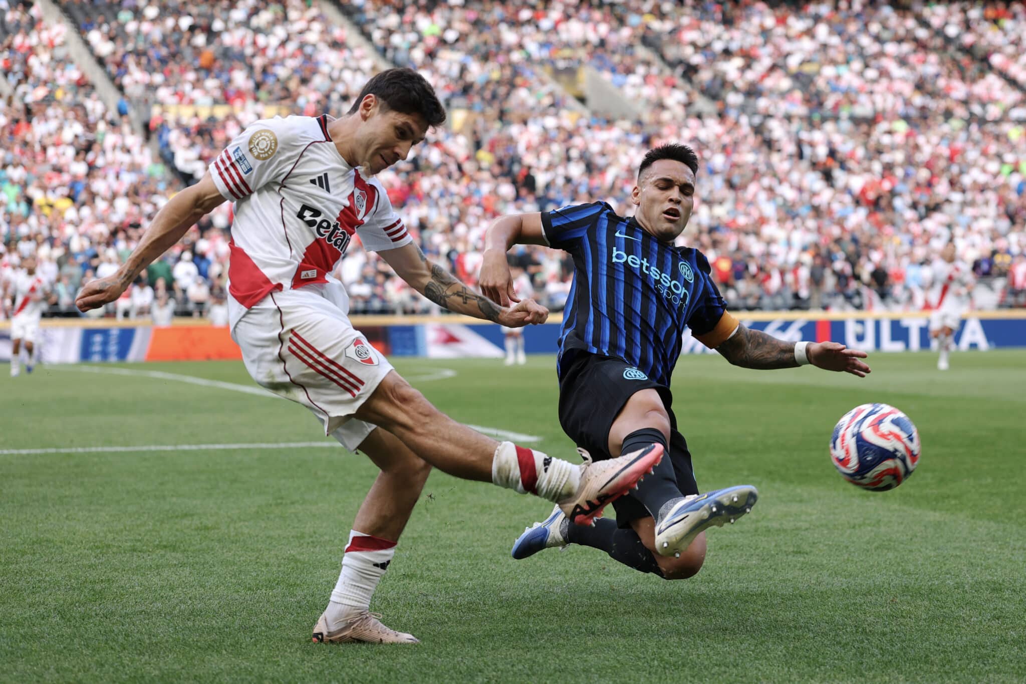 Lautaro Martínez disputa bola com Montiel