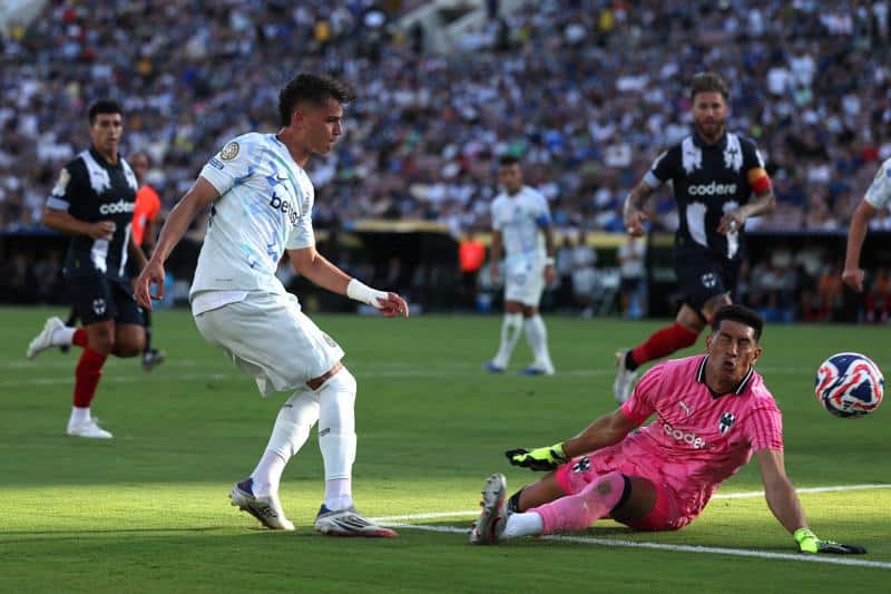 Jogador da Inter de Milão tenta superar o goleiro do Monterrey