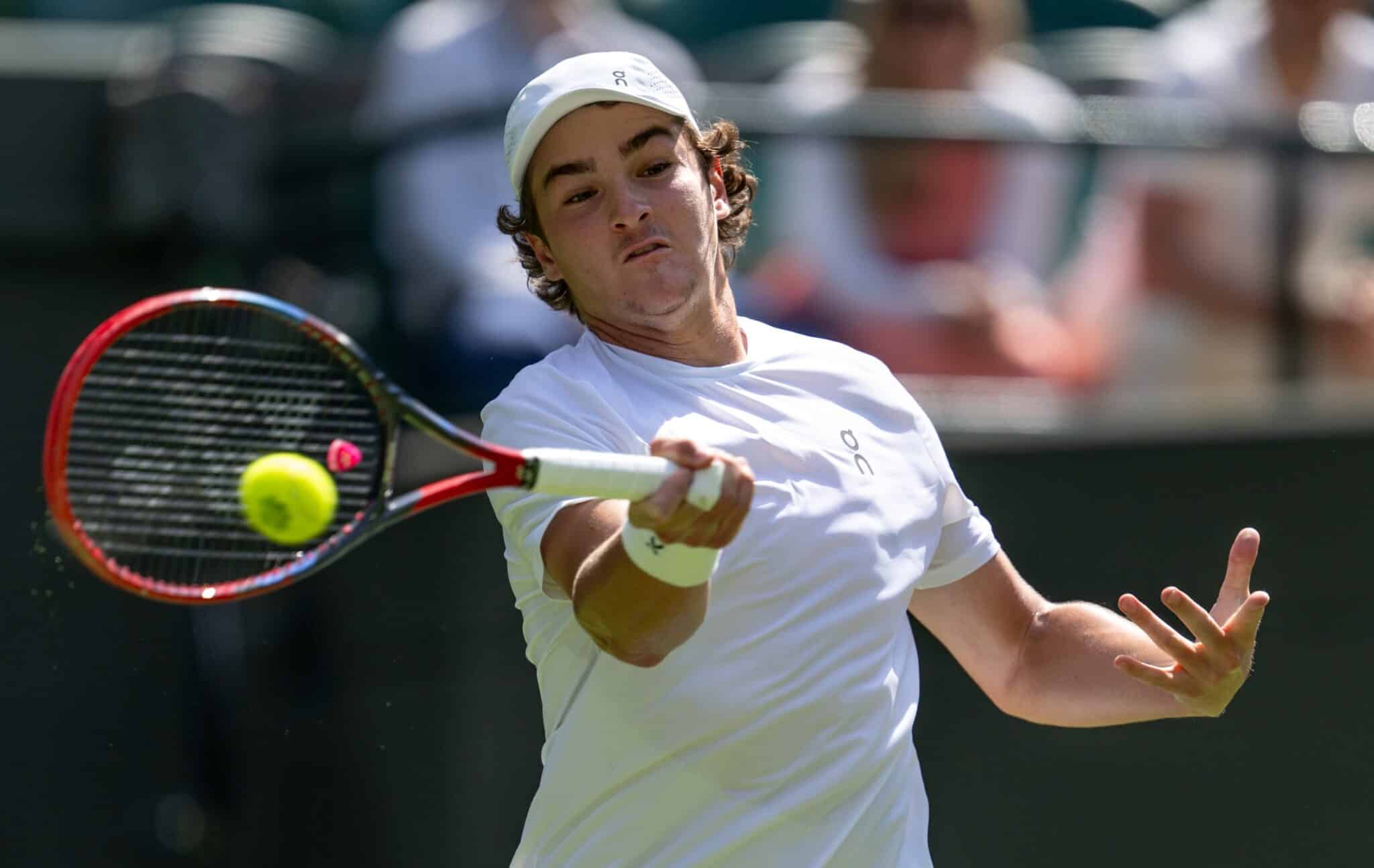 João Fonseca rebate bola em Wimbledon