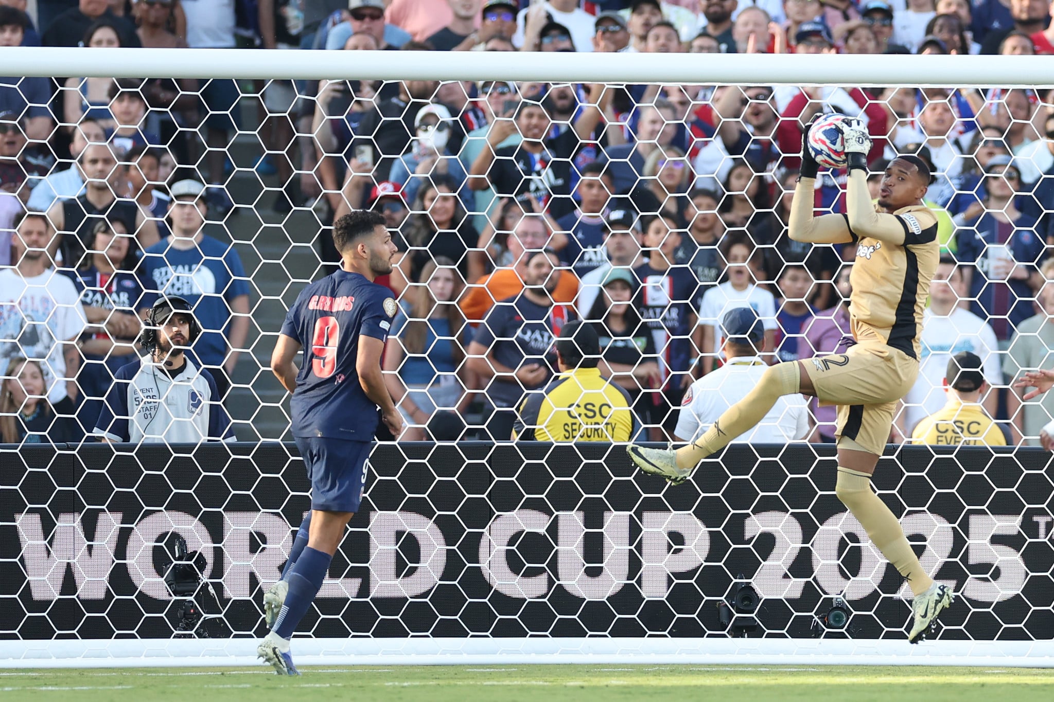 John defende bola na vitória do Botafogo sobre o PSG