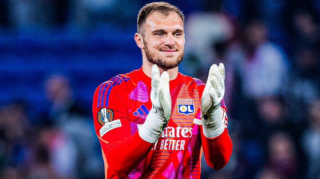 Goleiro Lucas Perri bate palmas no campo