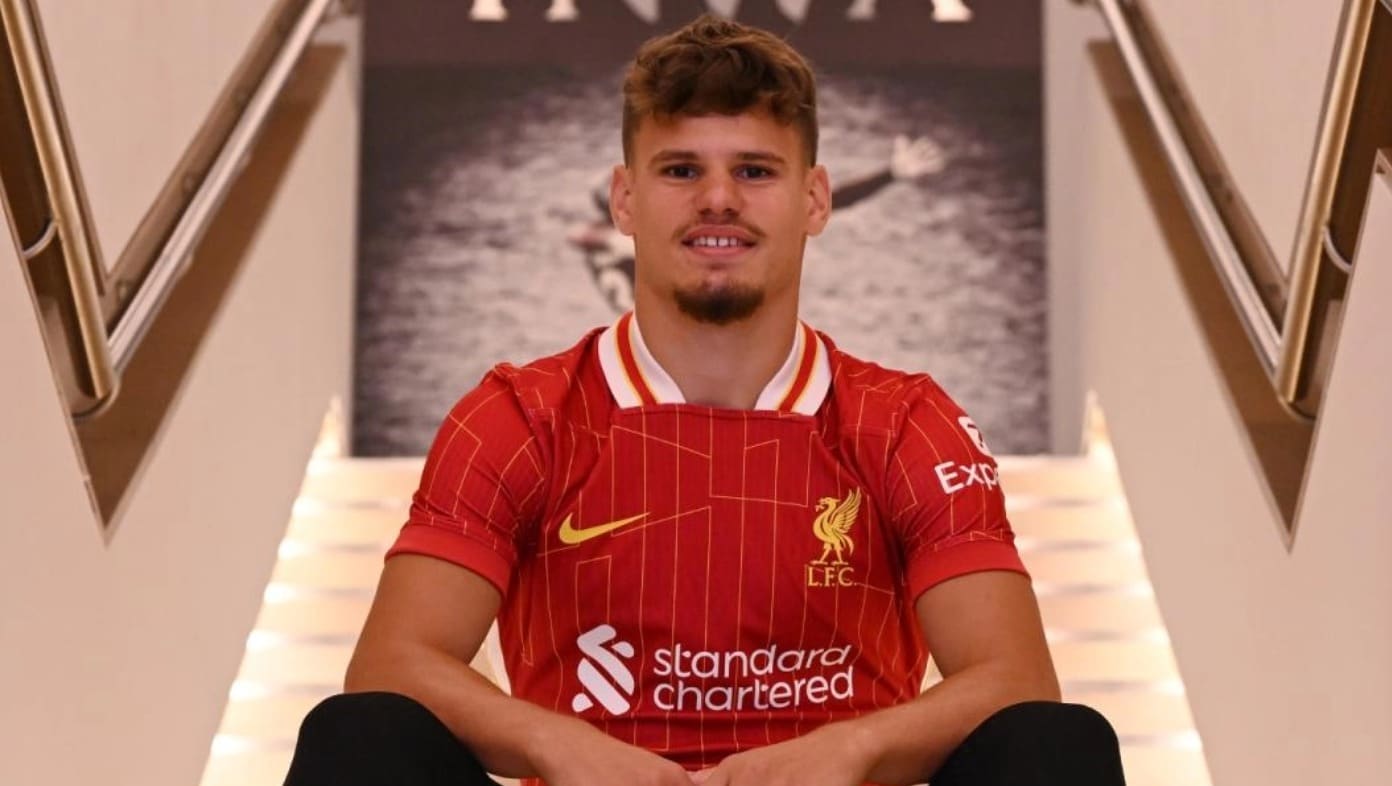 Milos Kerkez sentado com a camisa do Liverpool