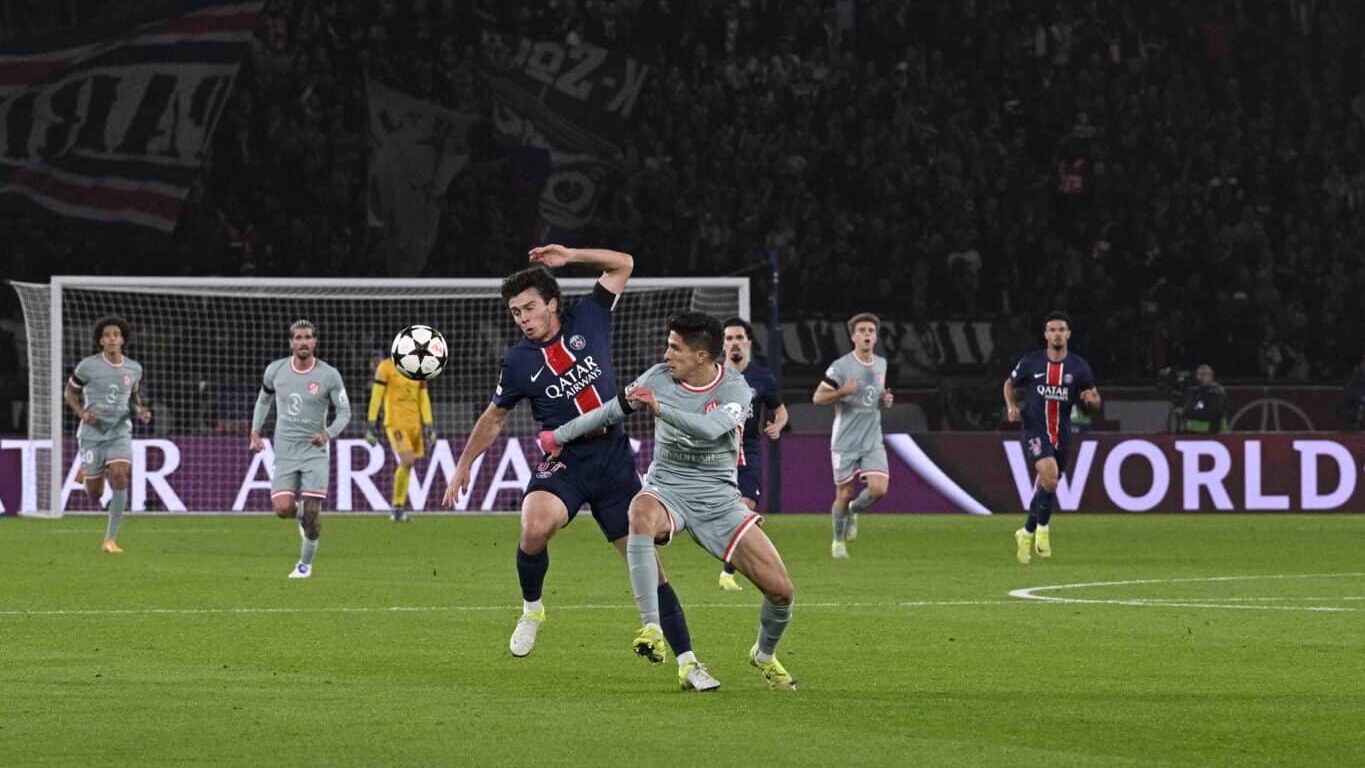 Jogadores de PSG e Atlético de Madrid disputam bola