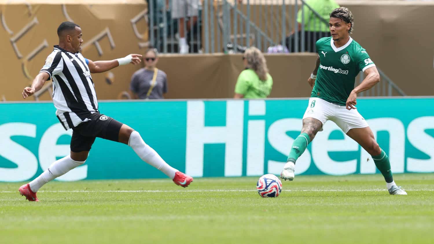 Richard Ríos e Marlon Freitas disputam bola