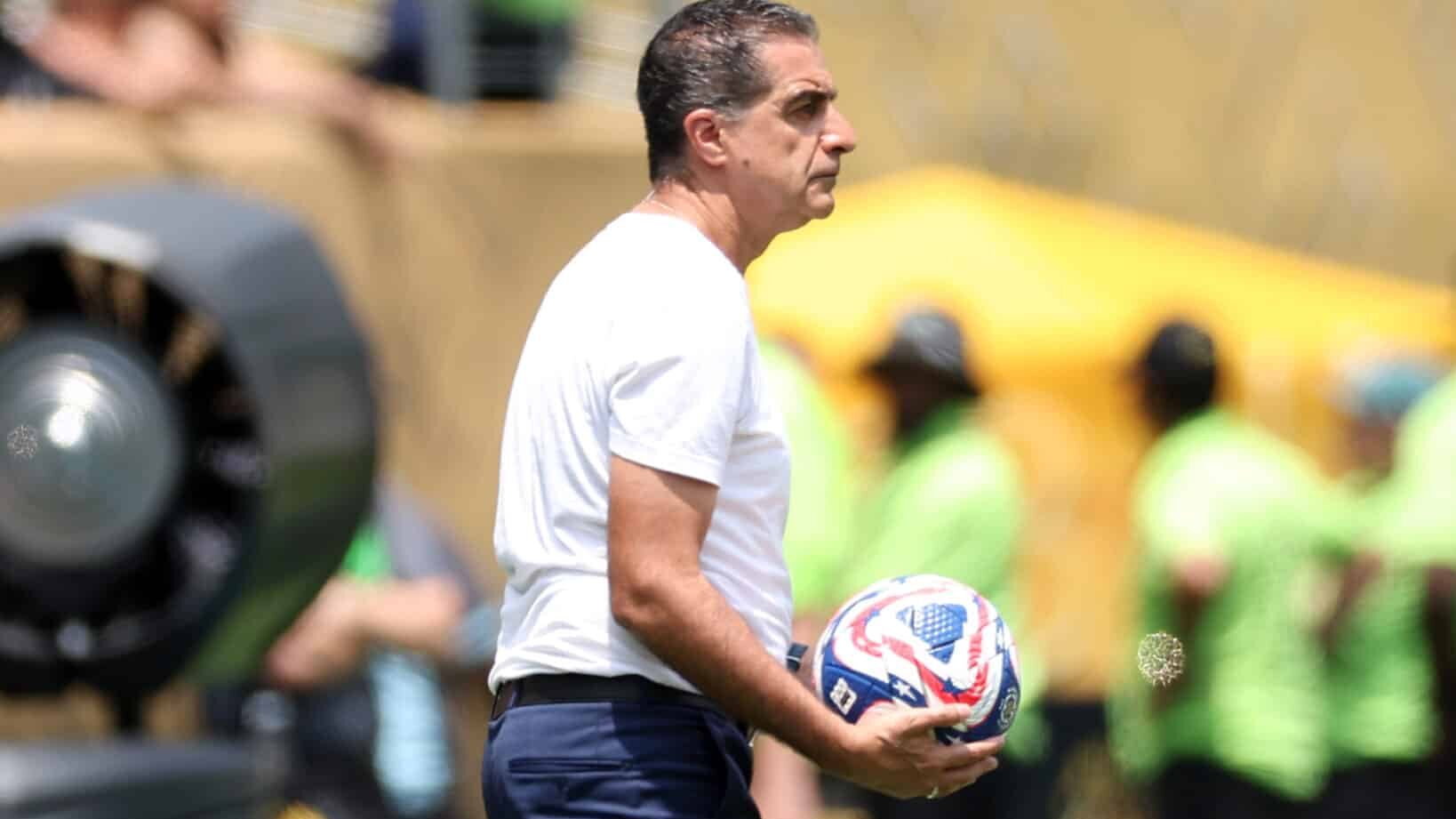 Renato Paiva com a bola na mão