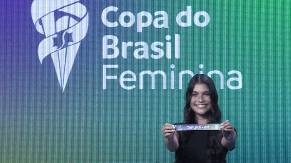 Pessoa segura papel com o nome do clube Tarumã