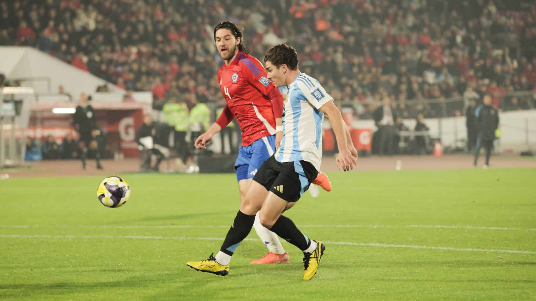 Julian Alvarez no gol da Argentina em cima do Chile