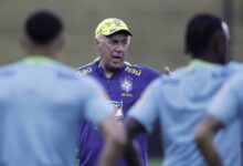 Carlo Ancelotti durante treino da seleção brasileira