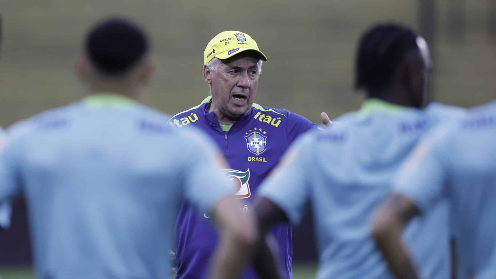 Carlo Ancelotti durante treino da seleção brasileira