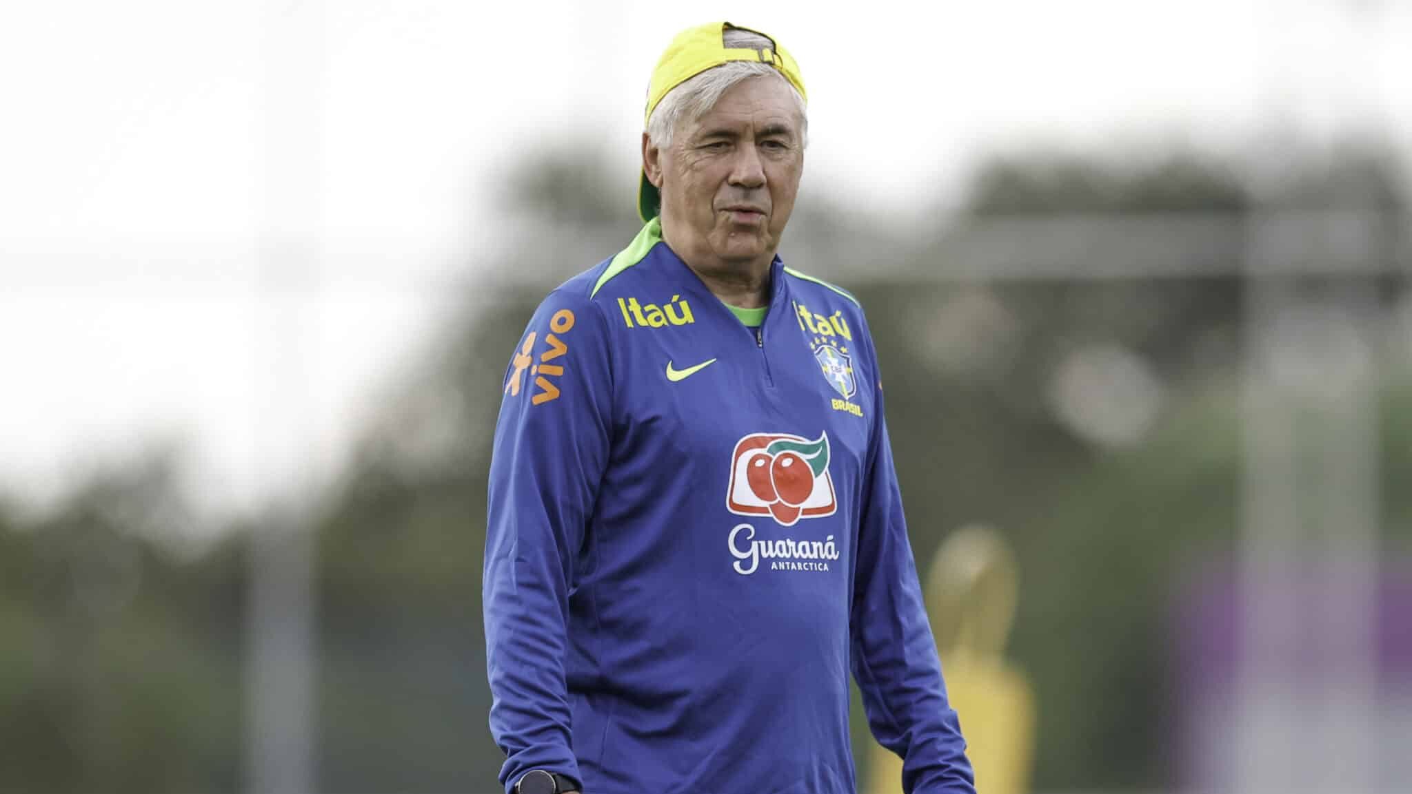 Carlo Ancelotti durante treinamento da seleção brasileira
