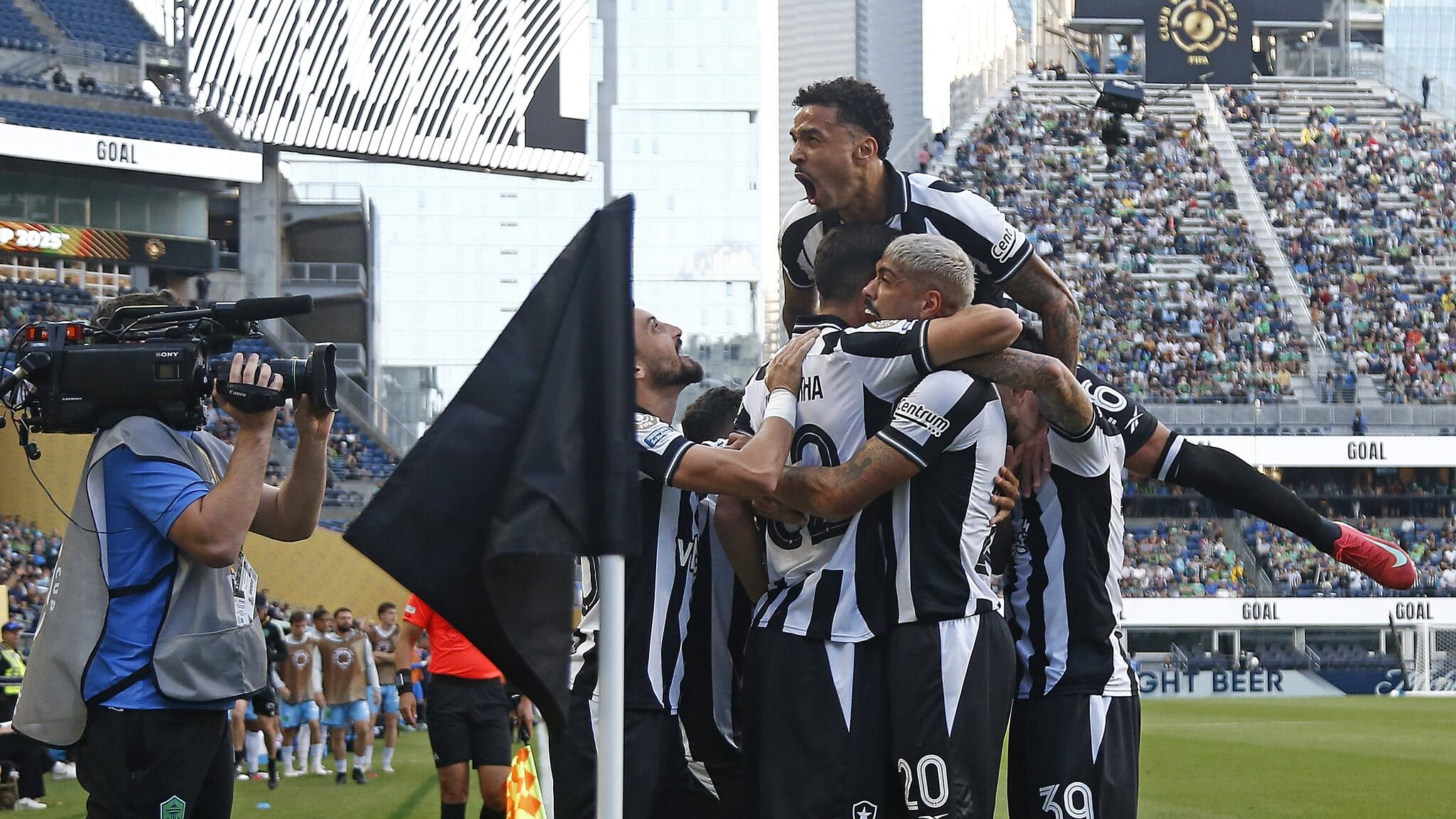 Elenco do Botafogo comemorando gol na sua estreia da Copa do Mundo de Clubes - Vitor Silva/Botafogo