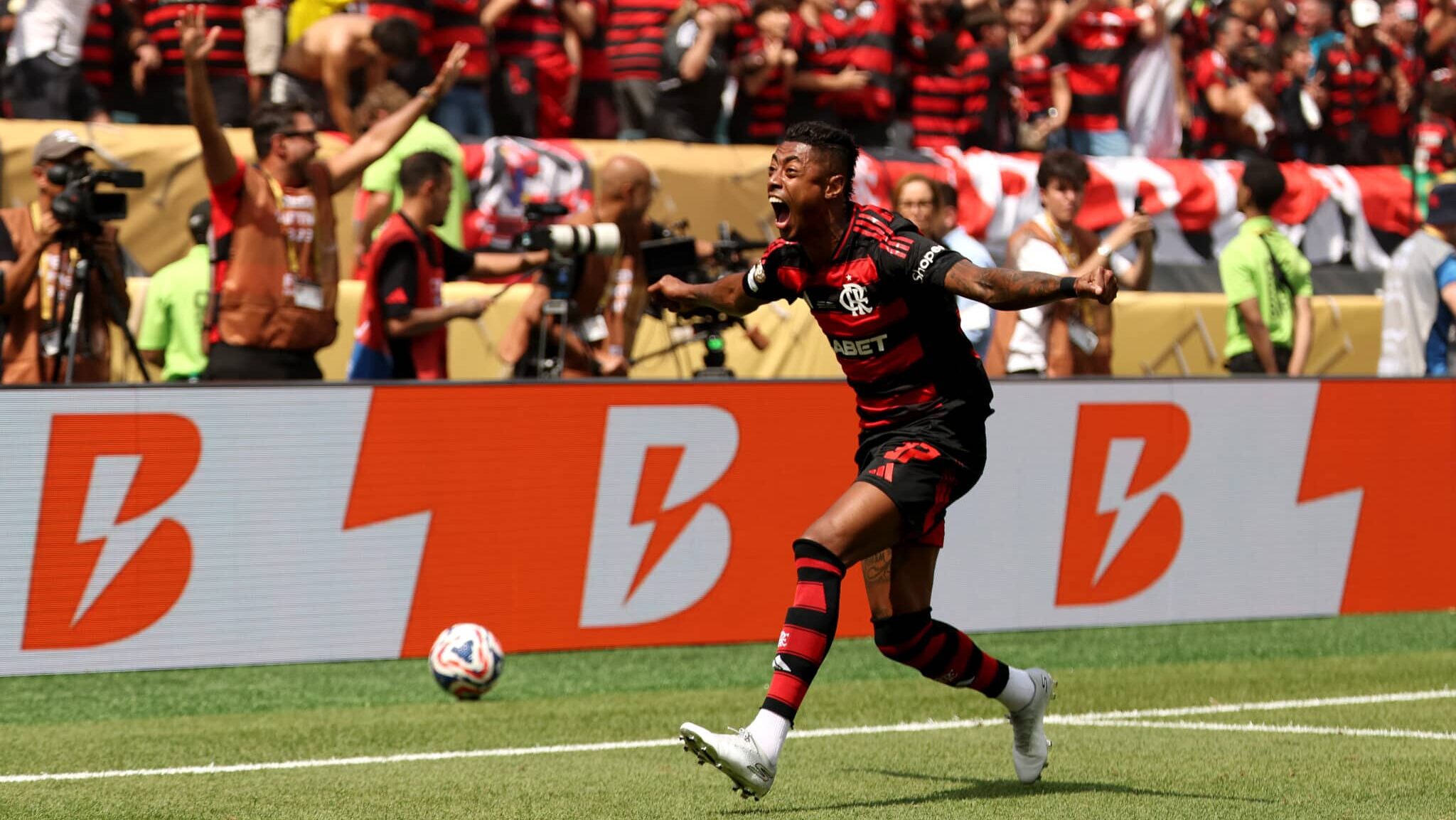Bruno Henrique em gol contra o Chelsea