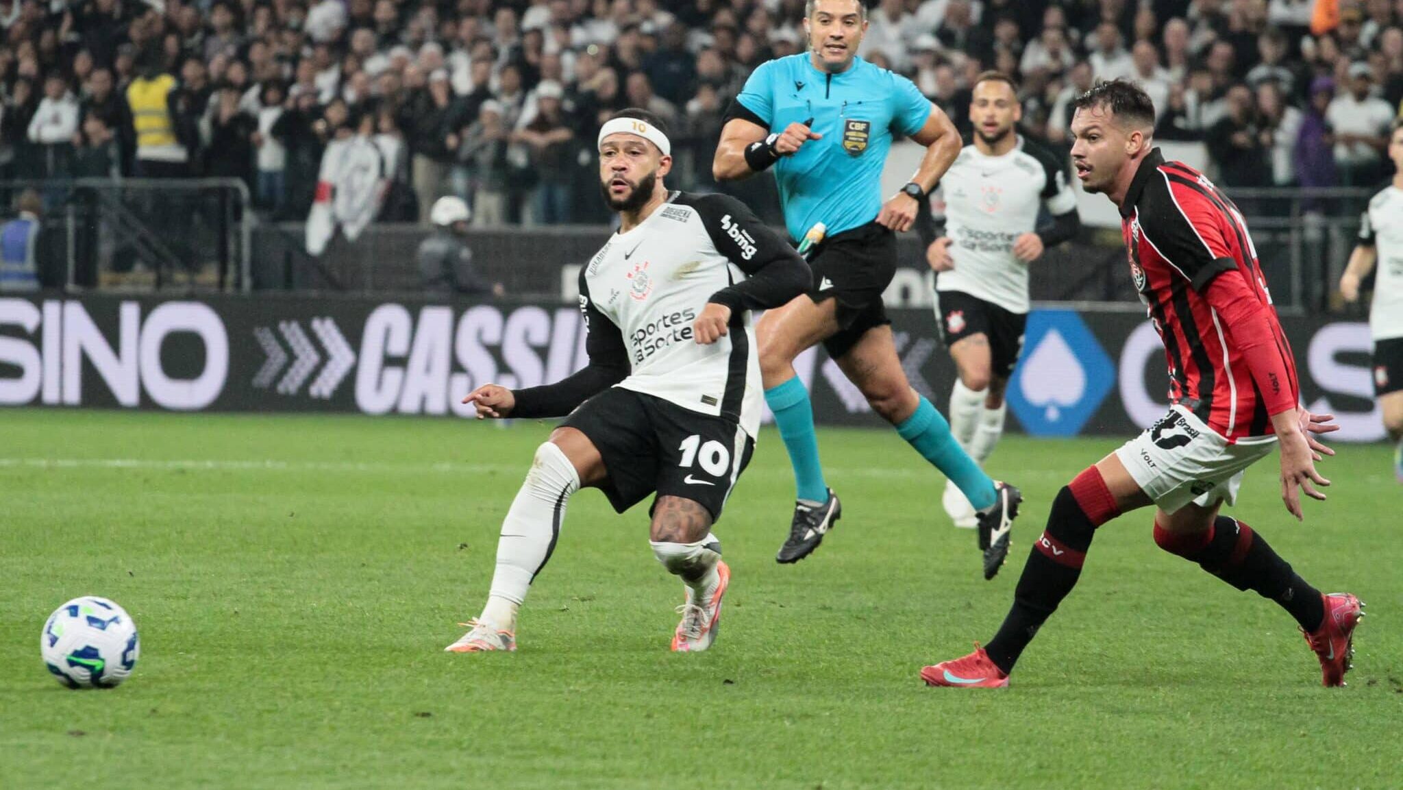Depay em ação por Corinthians x Vitória