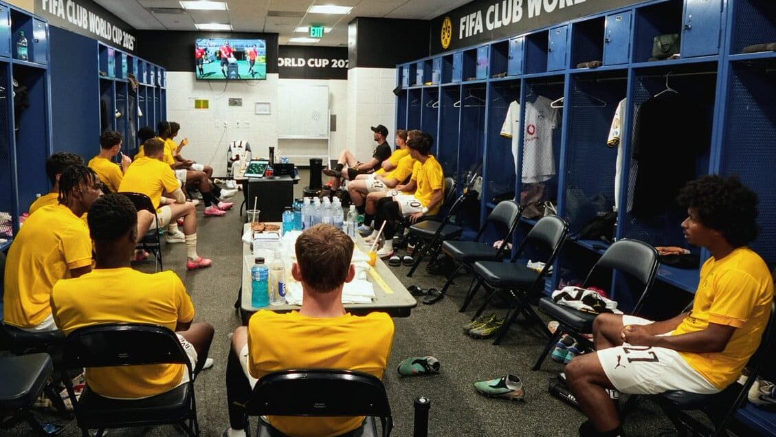 Jogadores do Borussia Dortmund no vestiário em Cincinnati