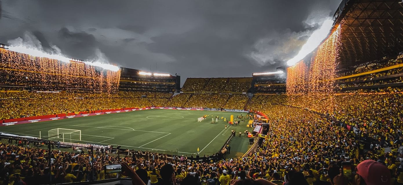 Estádio cheio de torcedores do Equador