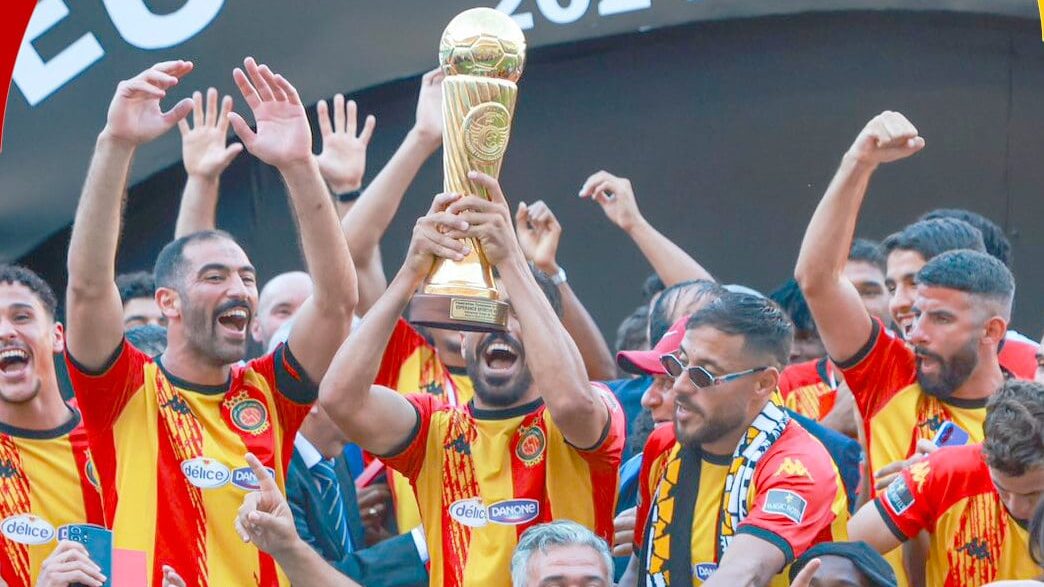 Time do Espérance levanta o troféu