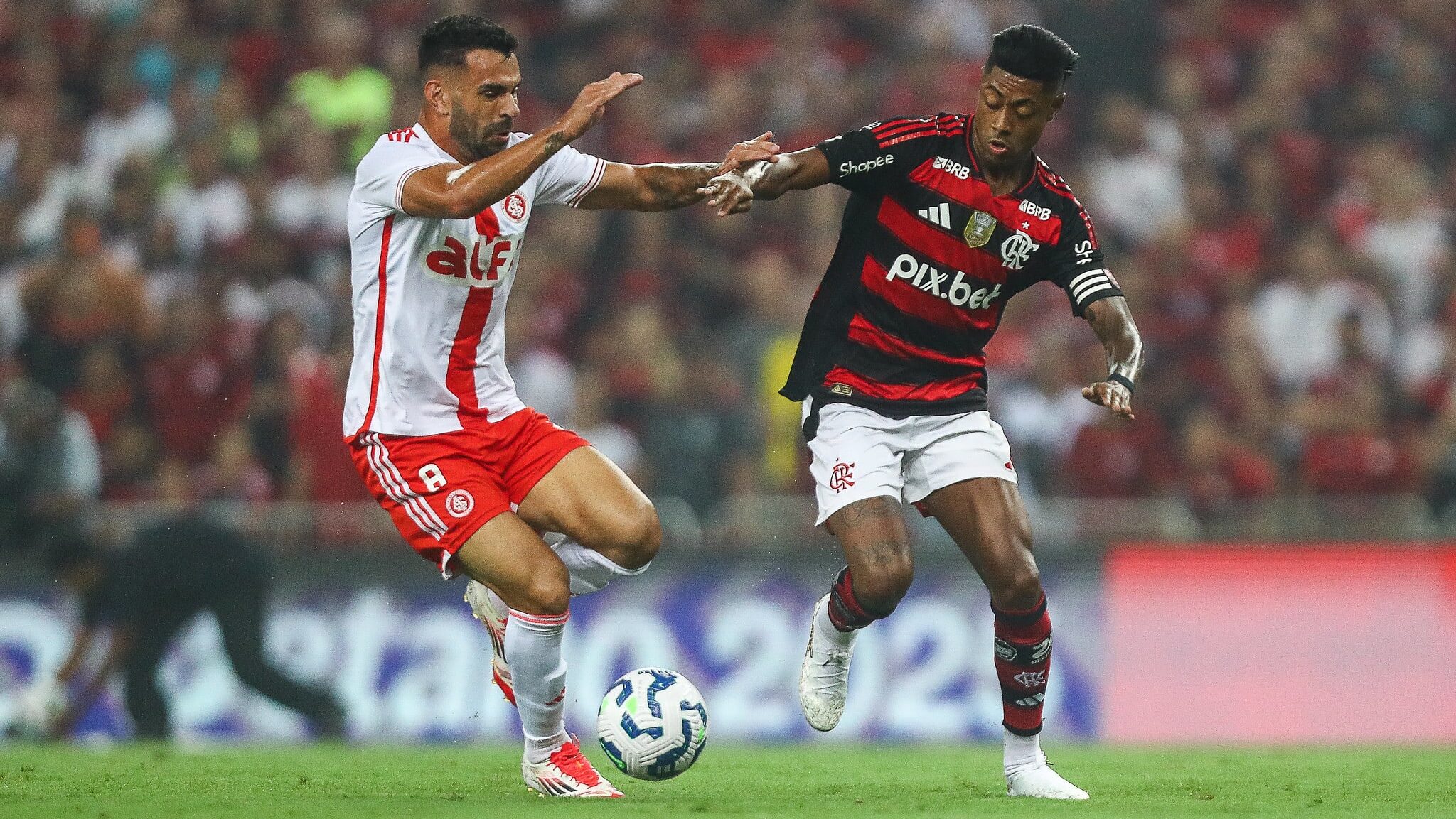 Flamengo e Internacional em duelo no Maracanã