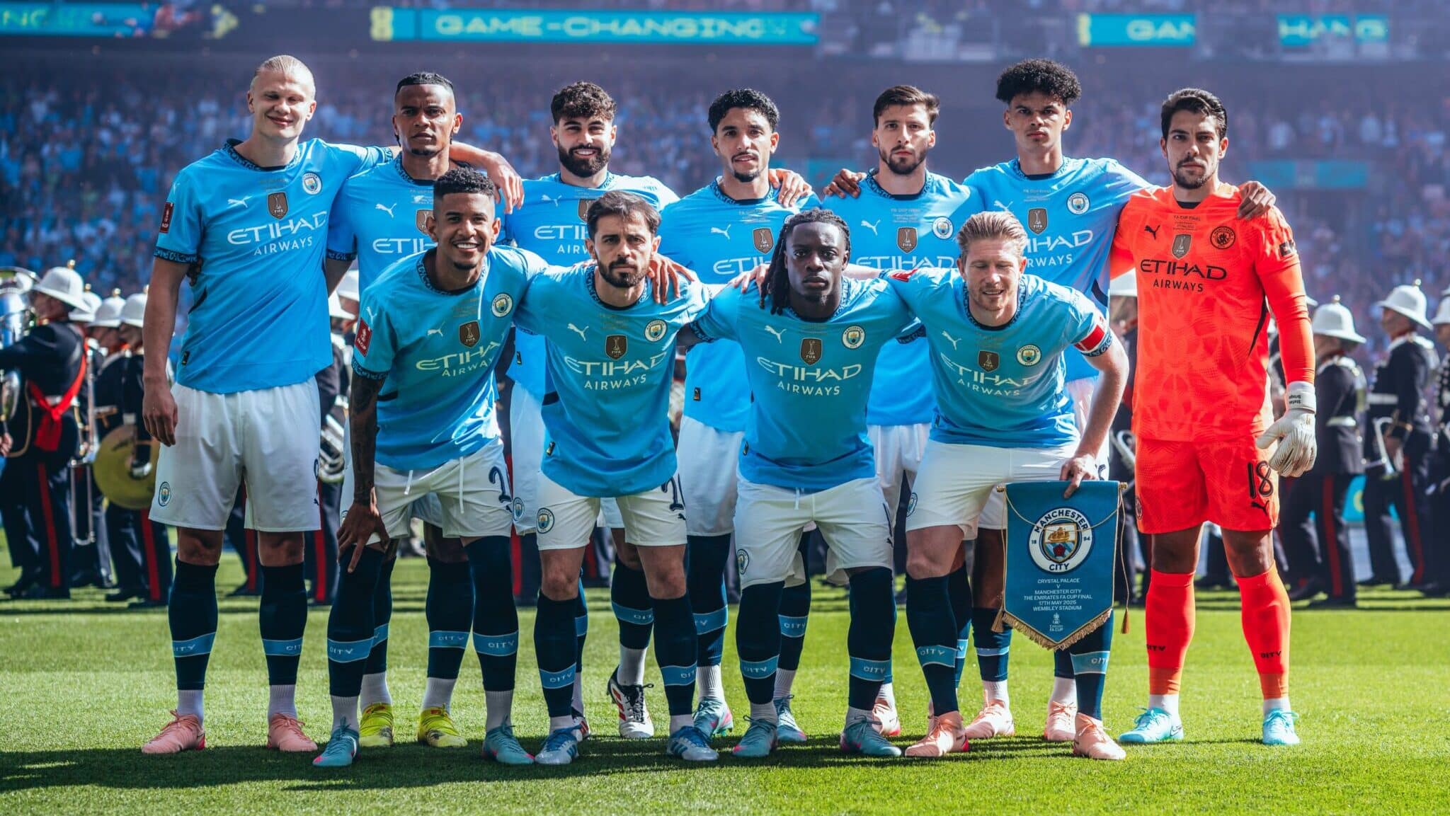 Jogadores do Manchester City perfilado em campo