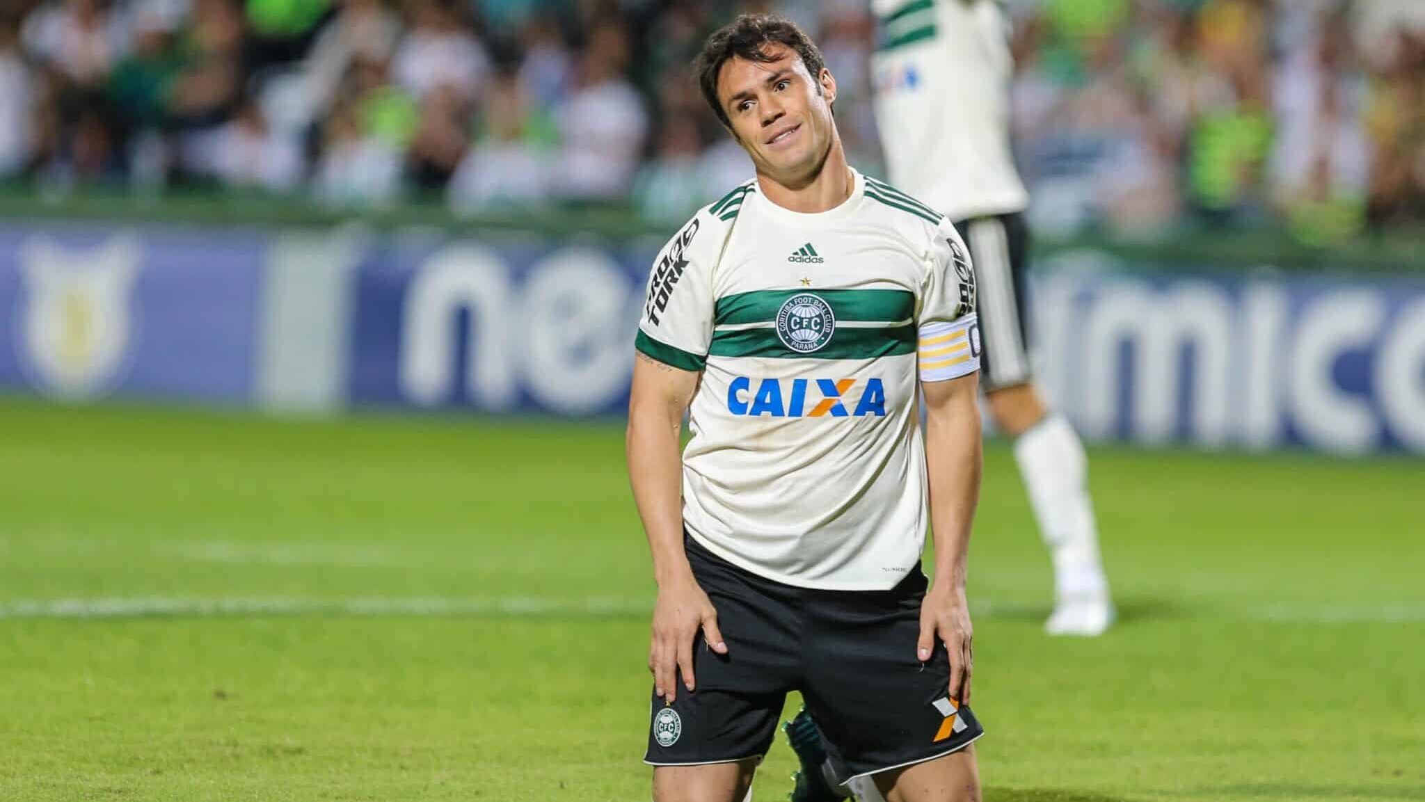 Kleber, jogador do Coritiba, durante partida contra a Ponte Preta, válida pela trigésima quinta rodada do Campeonato Brasileiro 2017.