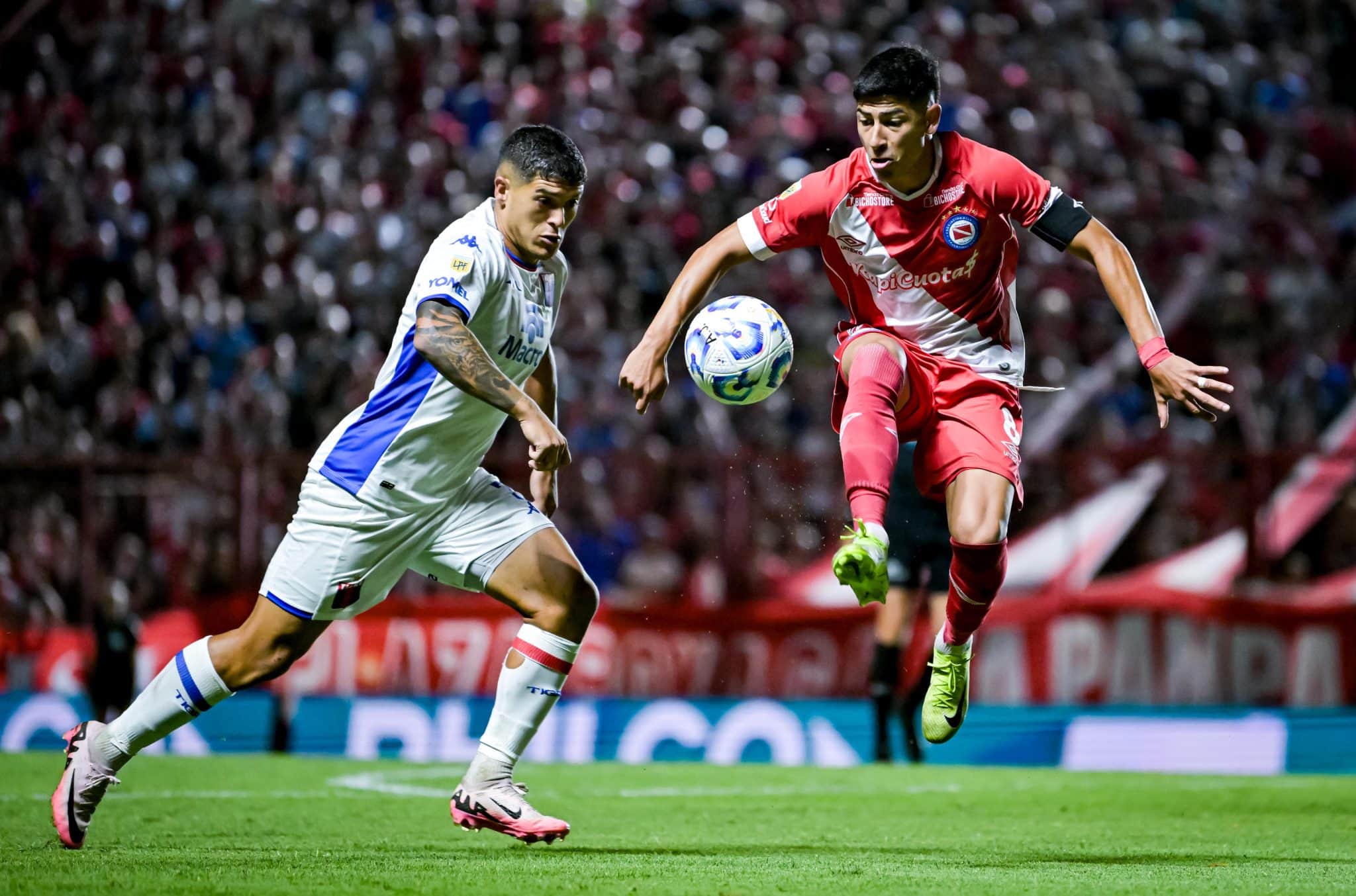 Alan Rodríguez controla a bola
