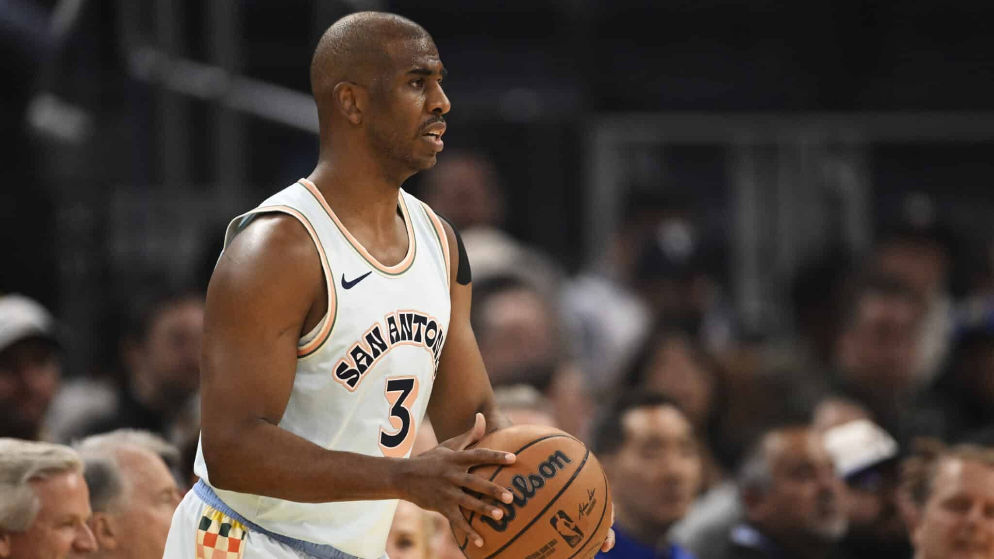 Chris Paul em ação pelo San Antonio Spurs - Eakin Howard/Getty Images