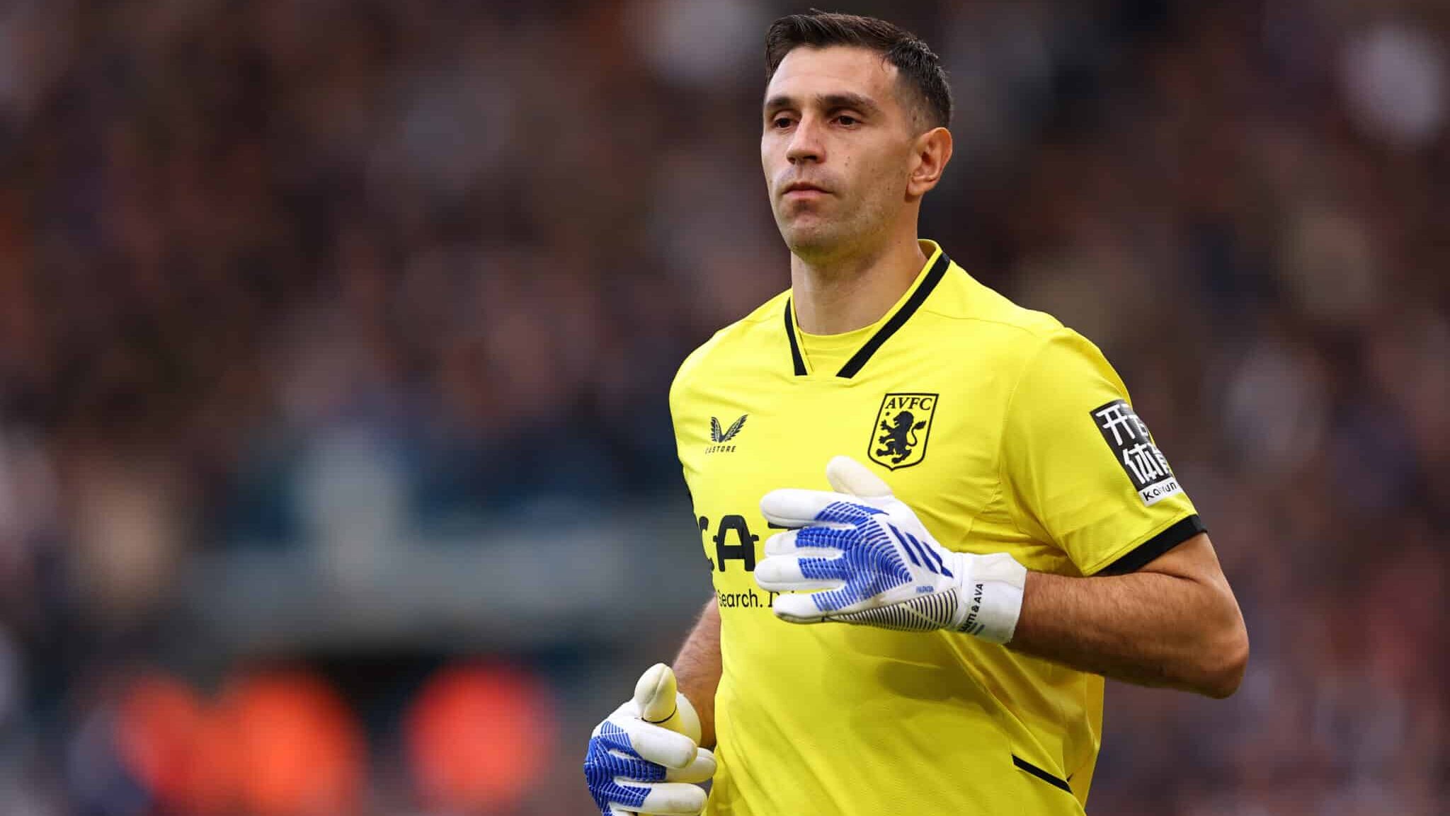 Dibu Martínez está próximo de acertar com o Manchester United - Robbie Jay Barratt / AMA/Getty Images