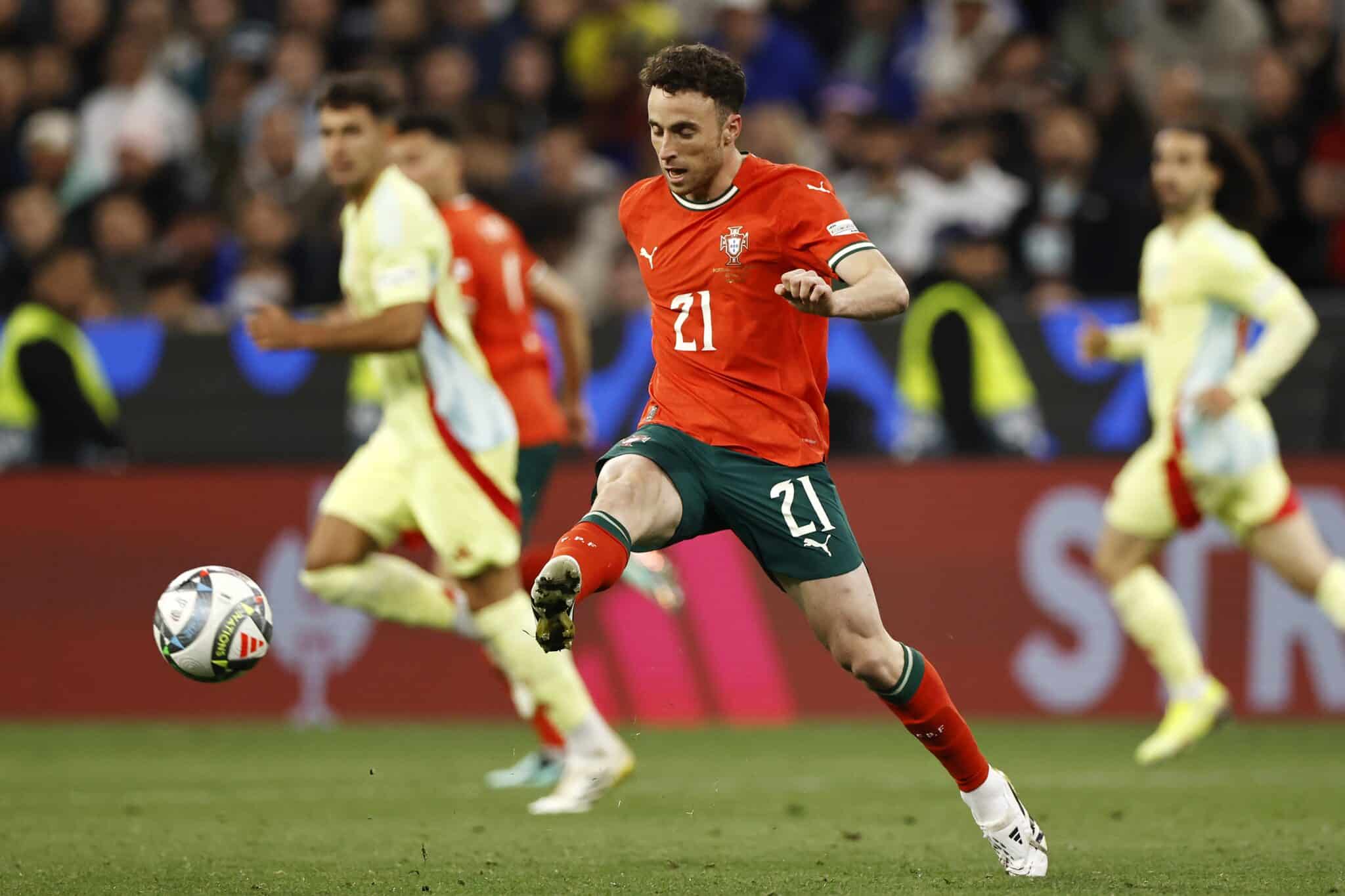 Diogo Jota chuta a bola no jogo entre Portugal e Espanha