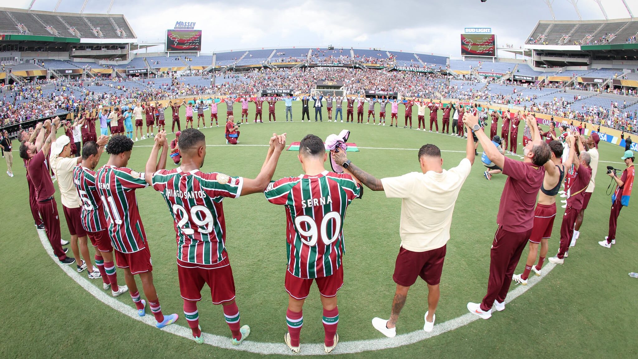 Jogadores do Fluminense fazem roda de mãos dadas