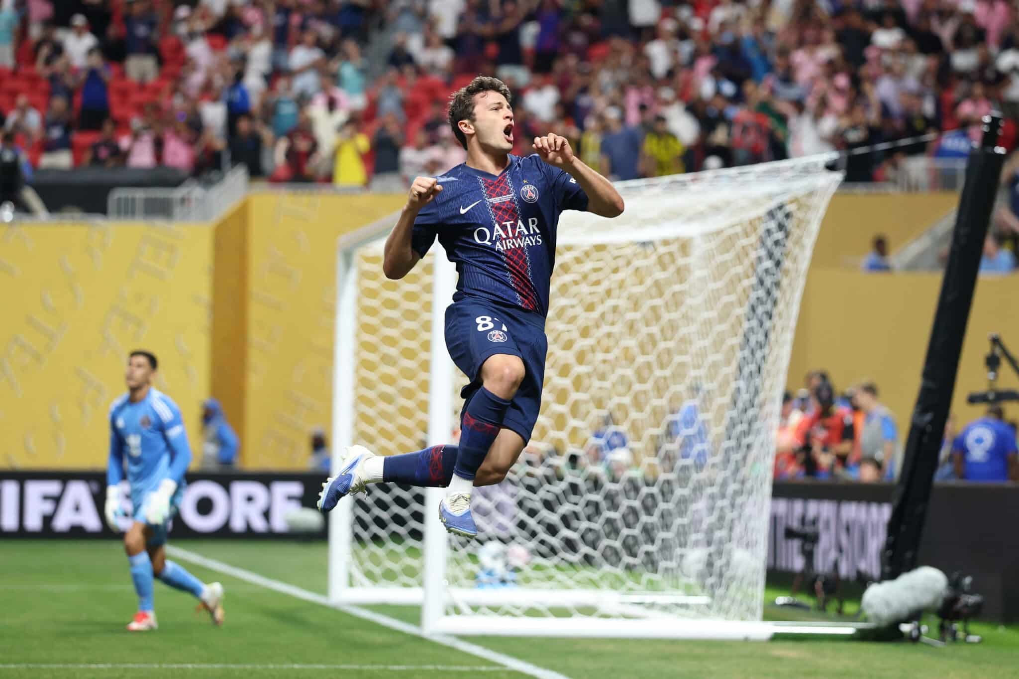 João Neves saltando no ar para comemorar gol