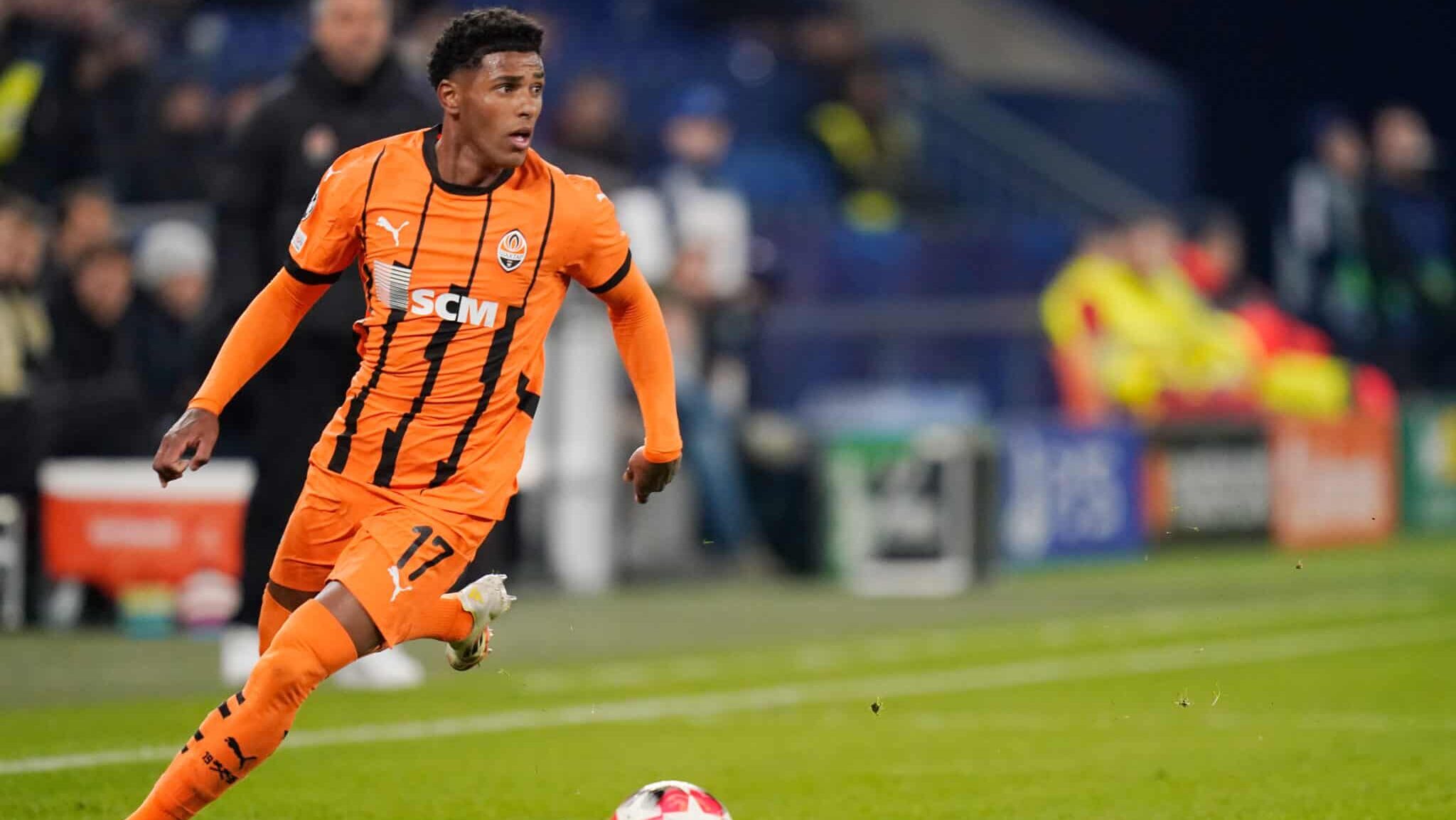 Vinicius Tobias com a bola