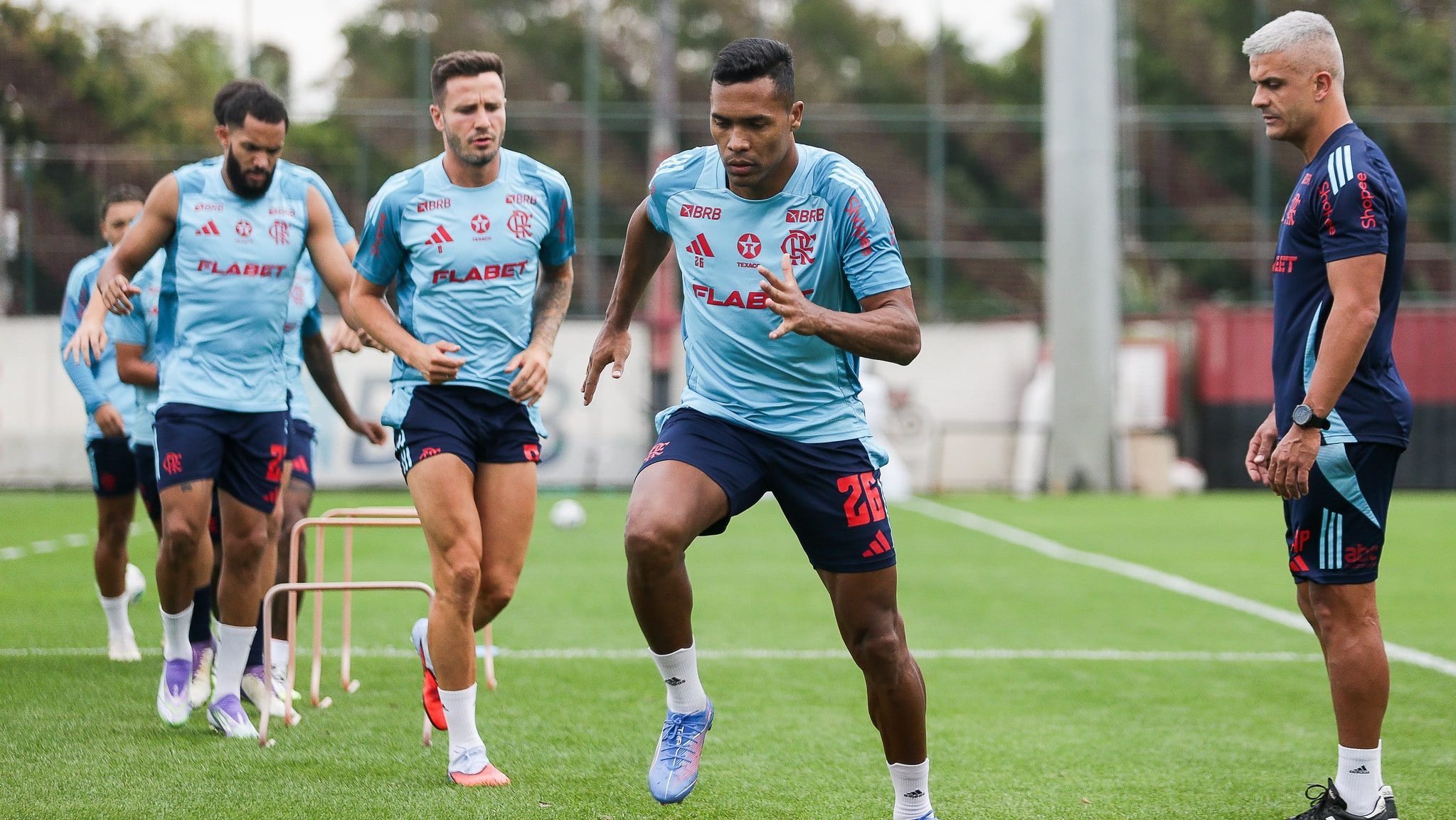 Alex Sandro em treinamento do Flamengo desta terça (29) - GIlvan de Souza / Flamengo