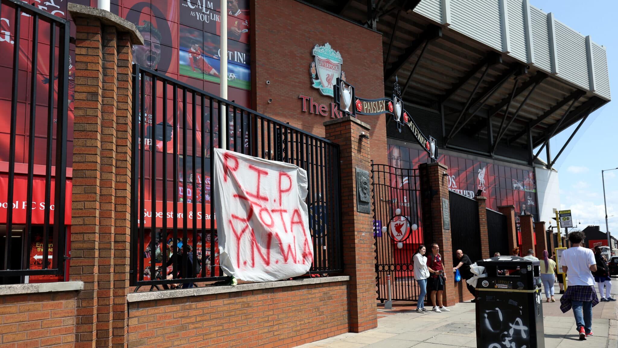 Anfield Road com homenagens para Diogo Jota