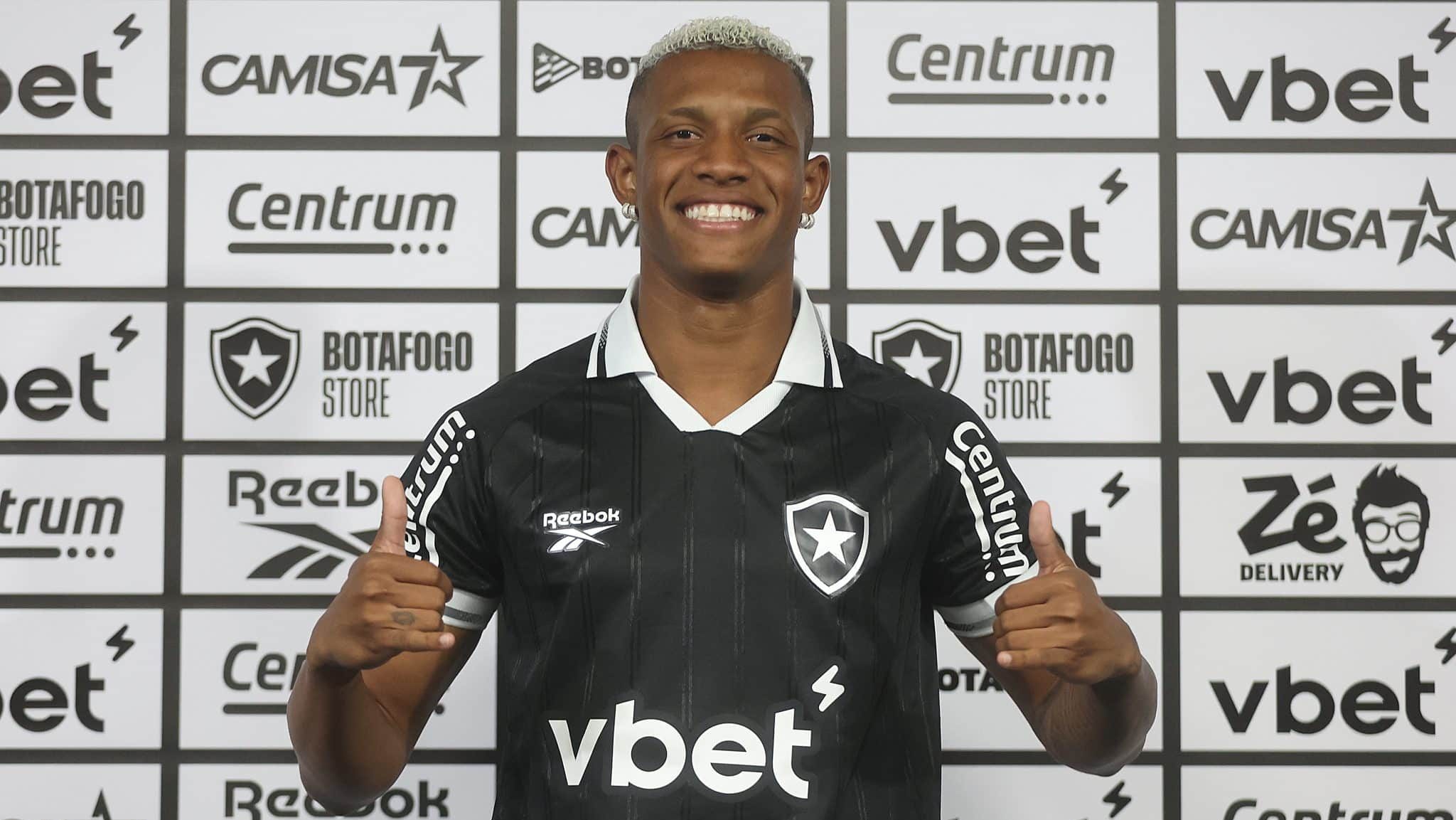Danilo em sua apresentação pelo Botafogo