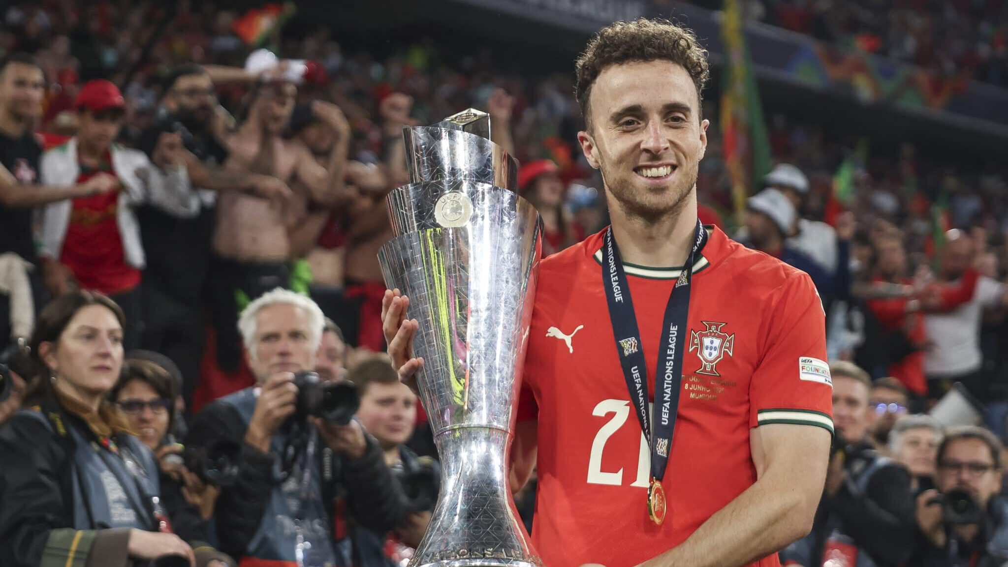 Diogo Jota com a taça da Liga das Nações