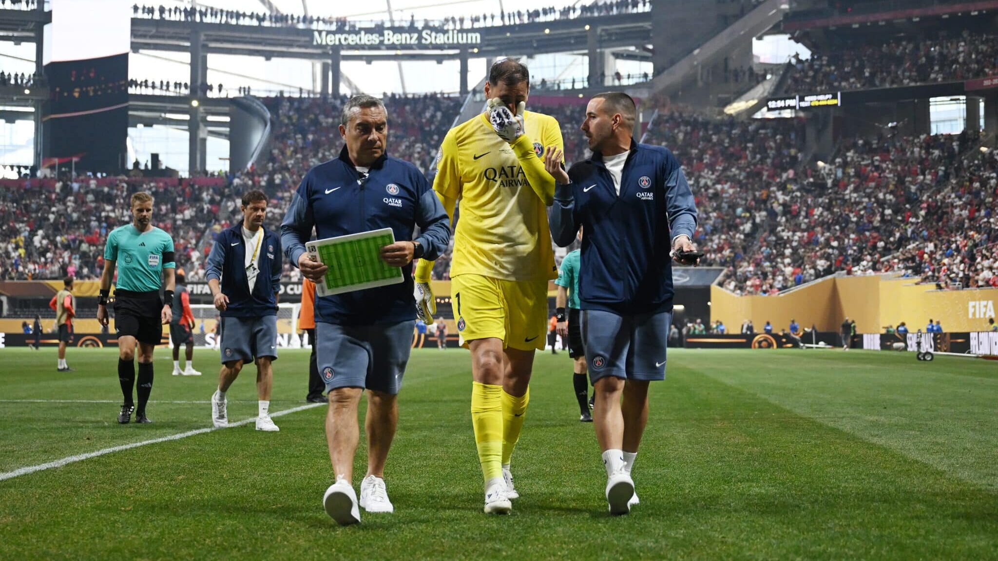 Donnarumma em lágrimas após lesionar Jamal Musiala