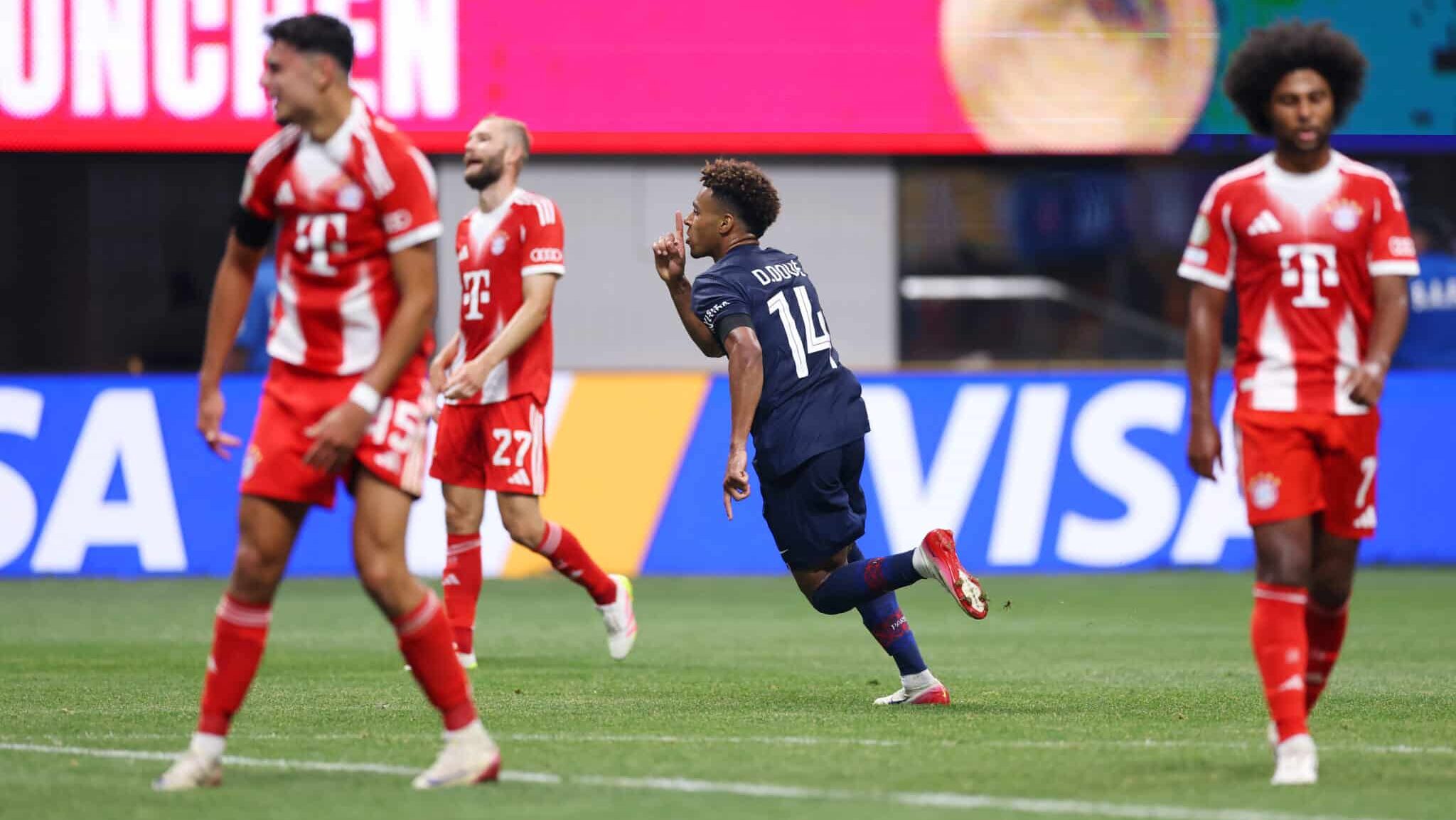 Doué comemorando gol pelo PSG contra o Bayern de Munique