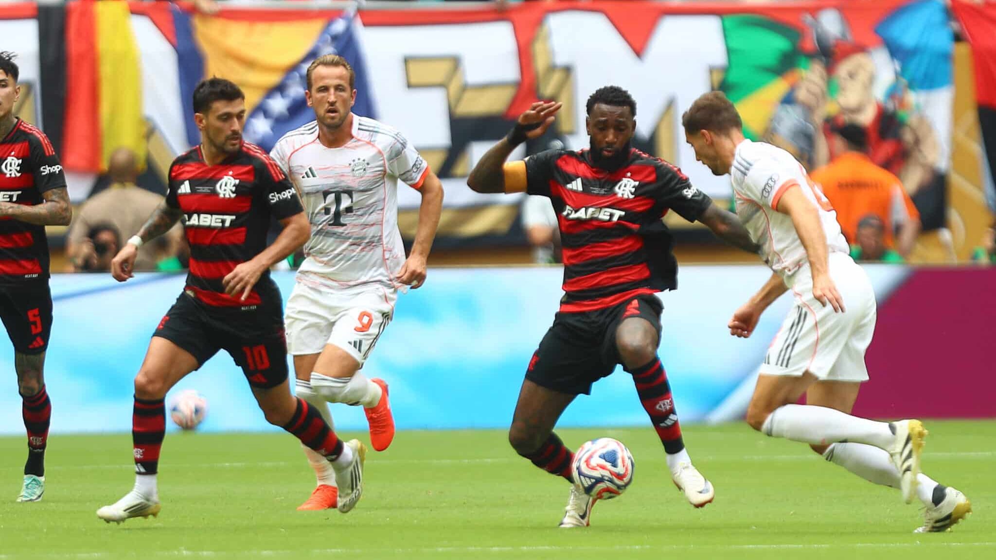 Gerson no jogo entre Flamengo e Bayern