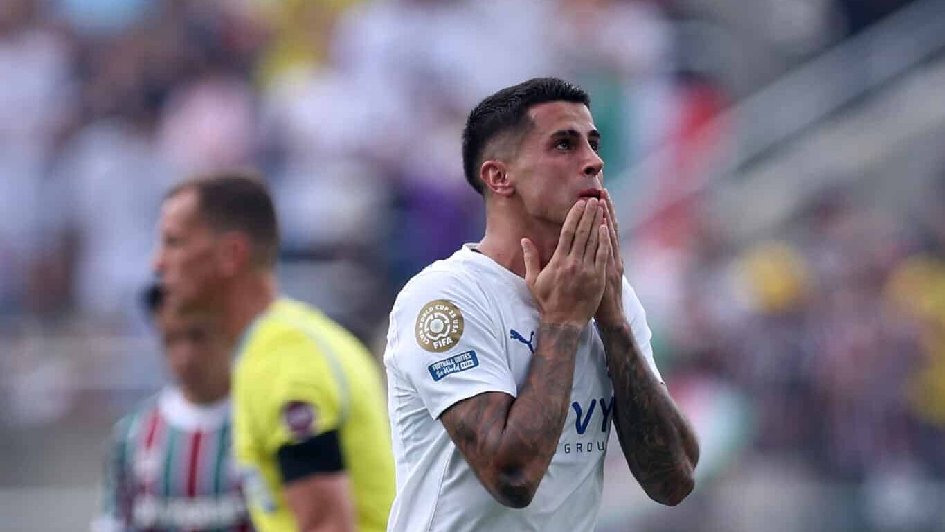 João Cancelo chorando antes do jogo entre Al-Hilal e Fluminense