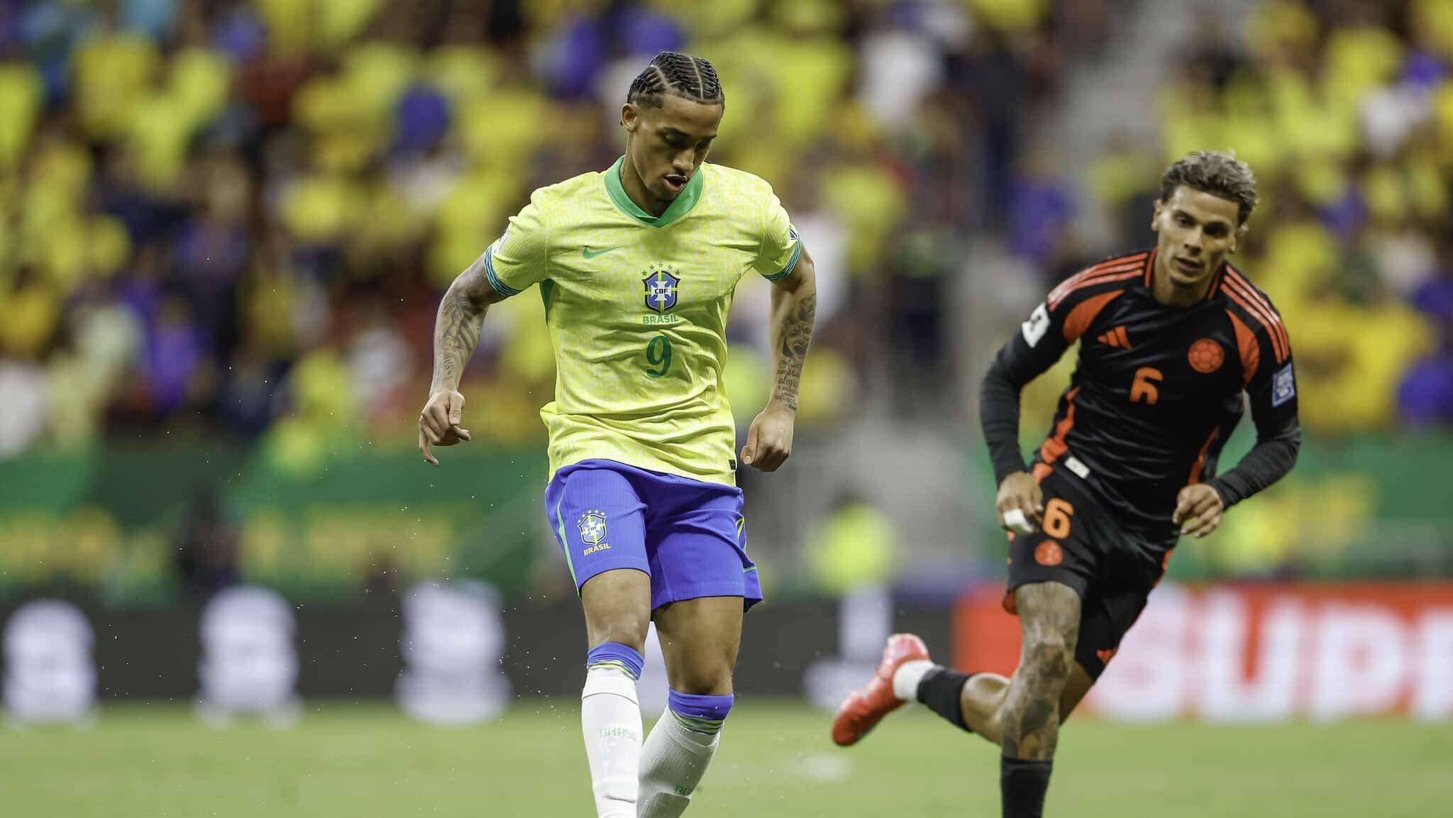 João Pedro em ação pela Seleção contra Richard Rios, do Palmeiras - Rafael Ribeiro / CBF